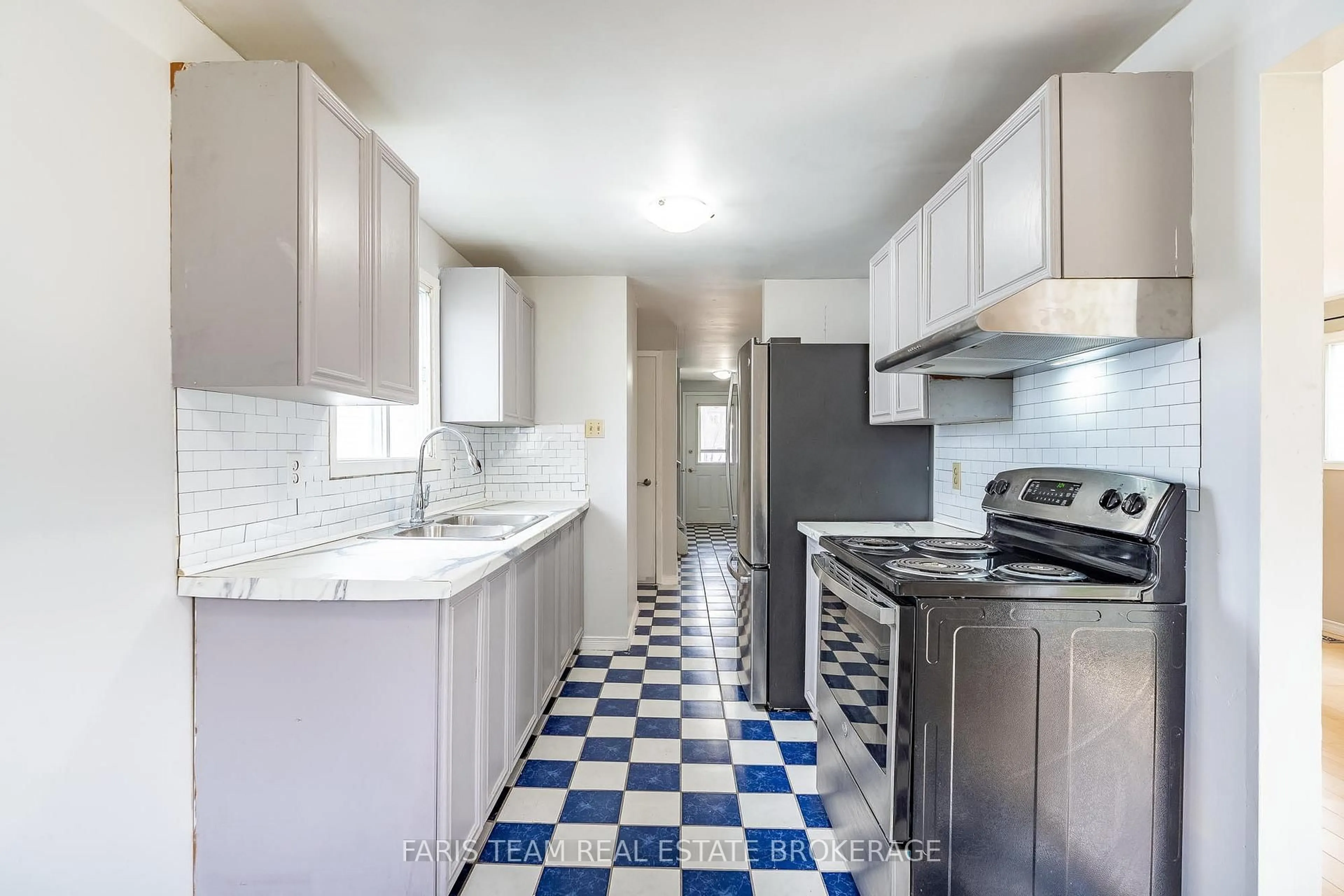 Standard kitchen, ceramic/tile floor for 139 Burns Circ, Barrie Ontario L4N 5J8