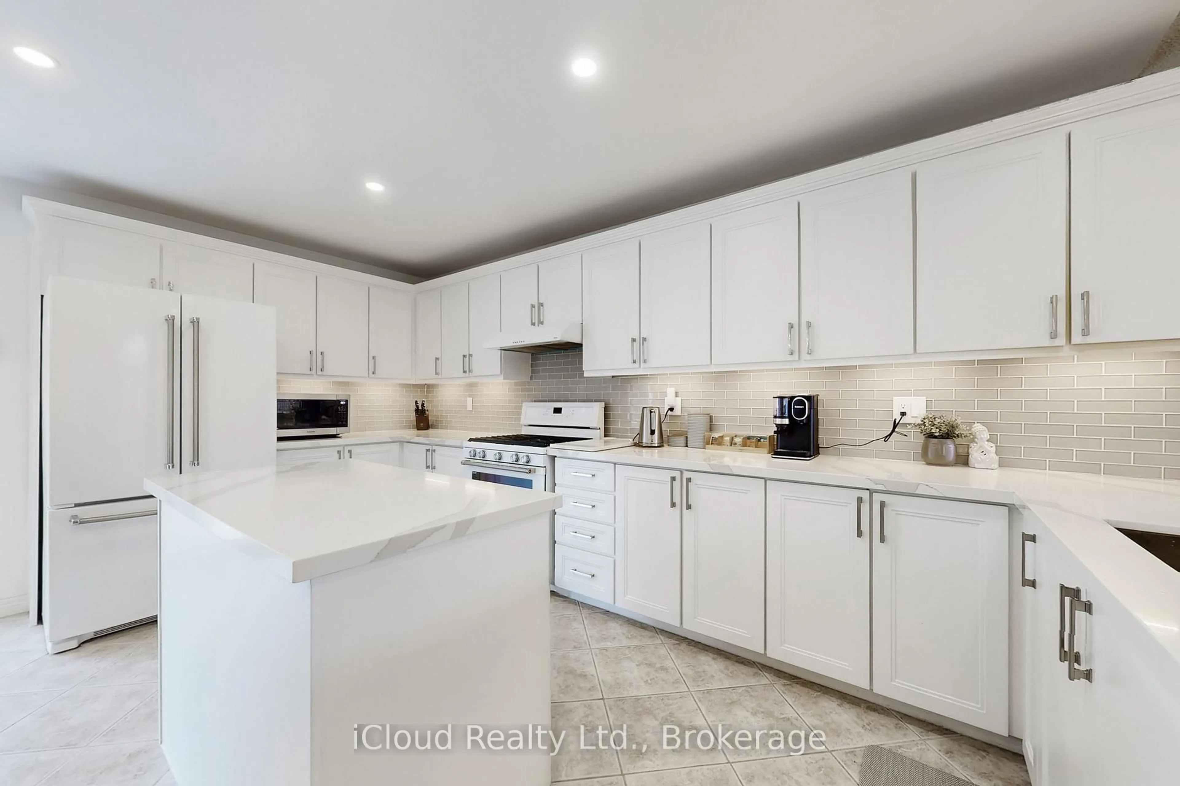 Open concept kitchen, ceramic/tile floor for 197 Mapleton Ave, Barrie Ontario L4N 8T5