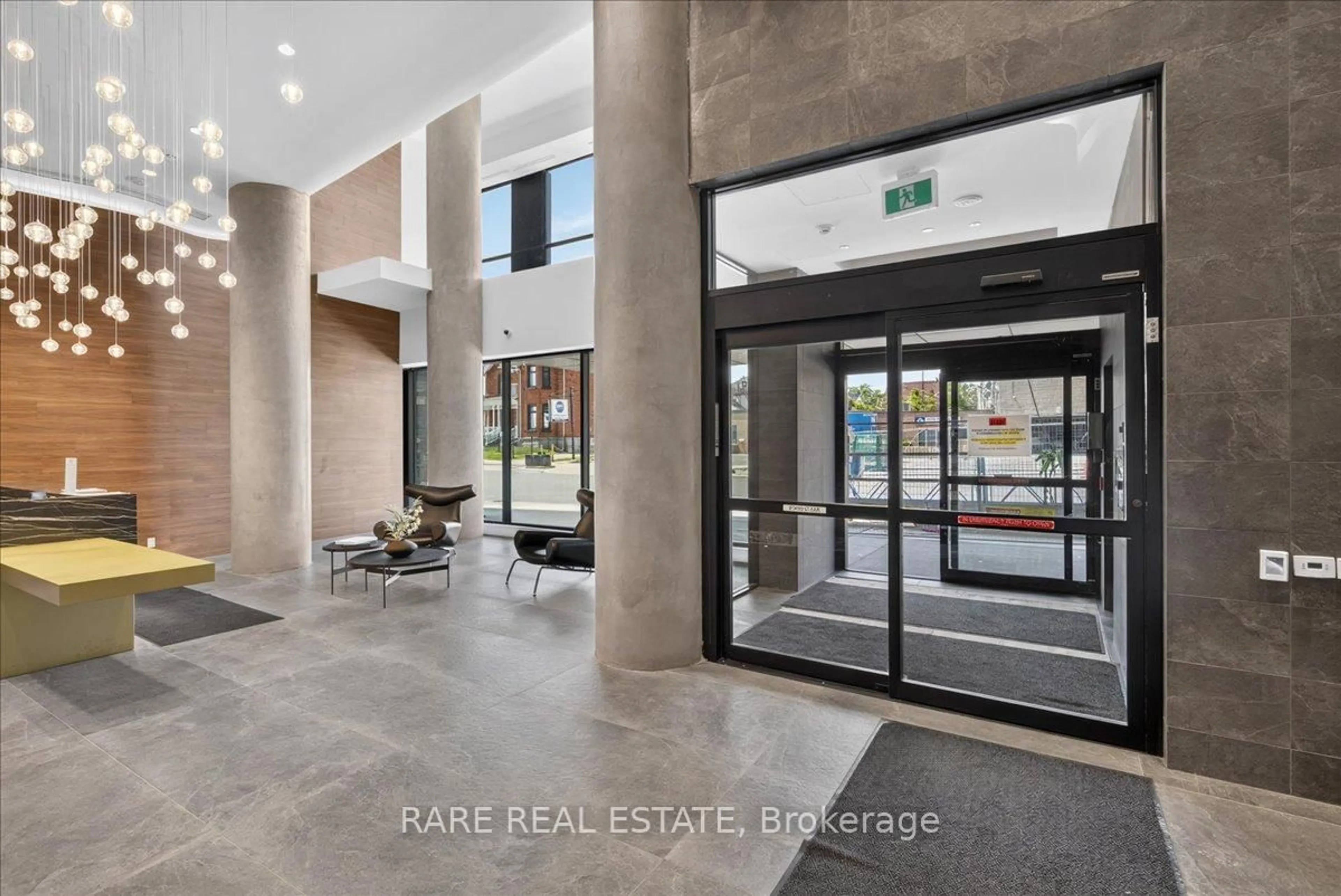 Indoor foyer for 39 Mary St #1810, Barrie Ontario L4N 1S9