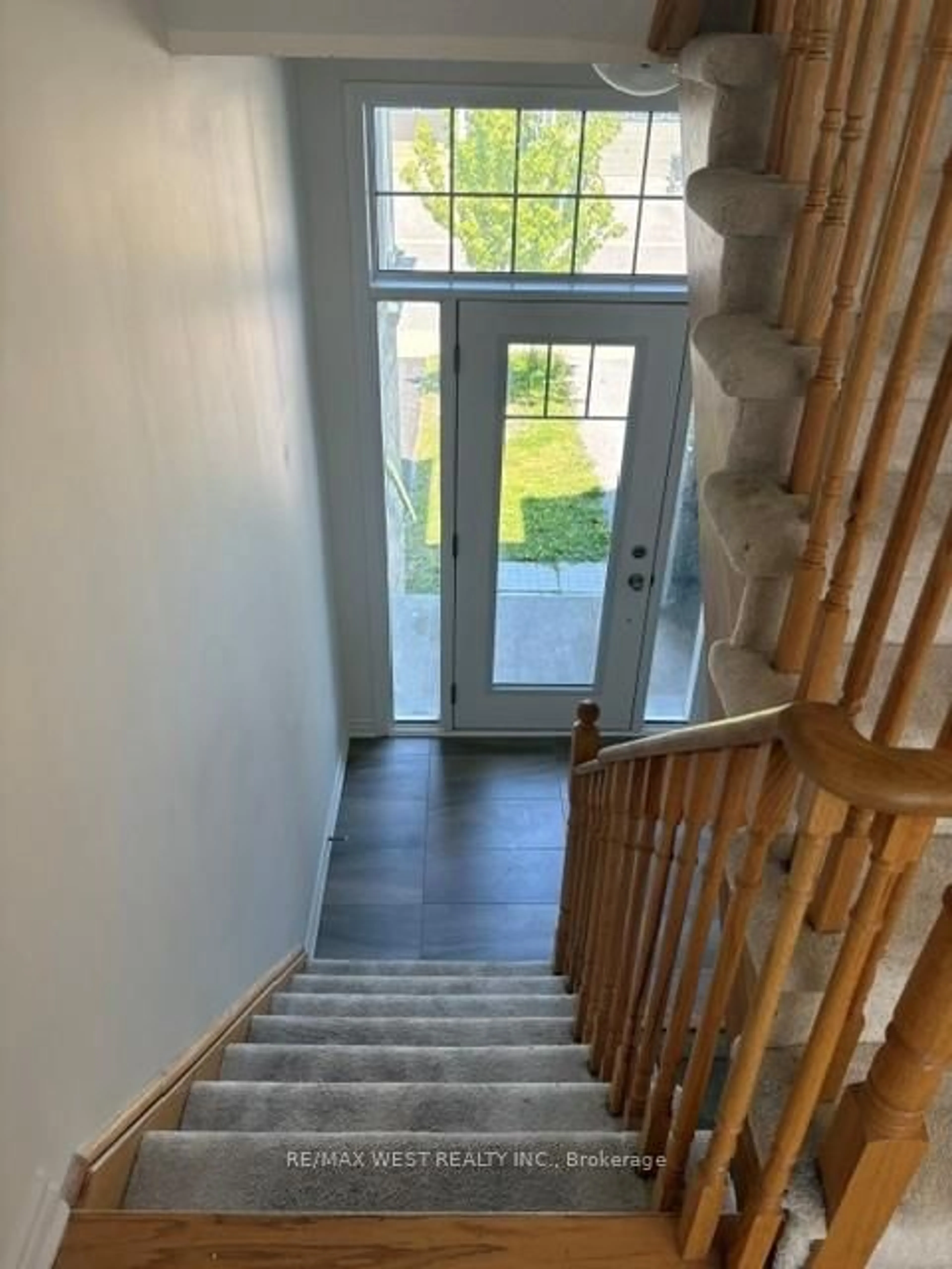 Indoor entryway for 16 Hills Thistle Dr, Wasaga Beach Ontario L9Z 0J3