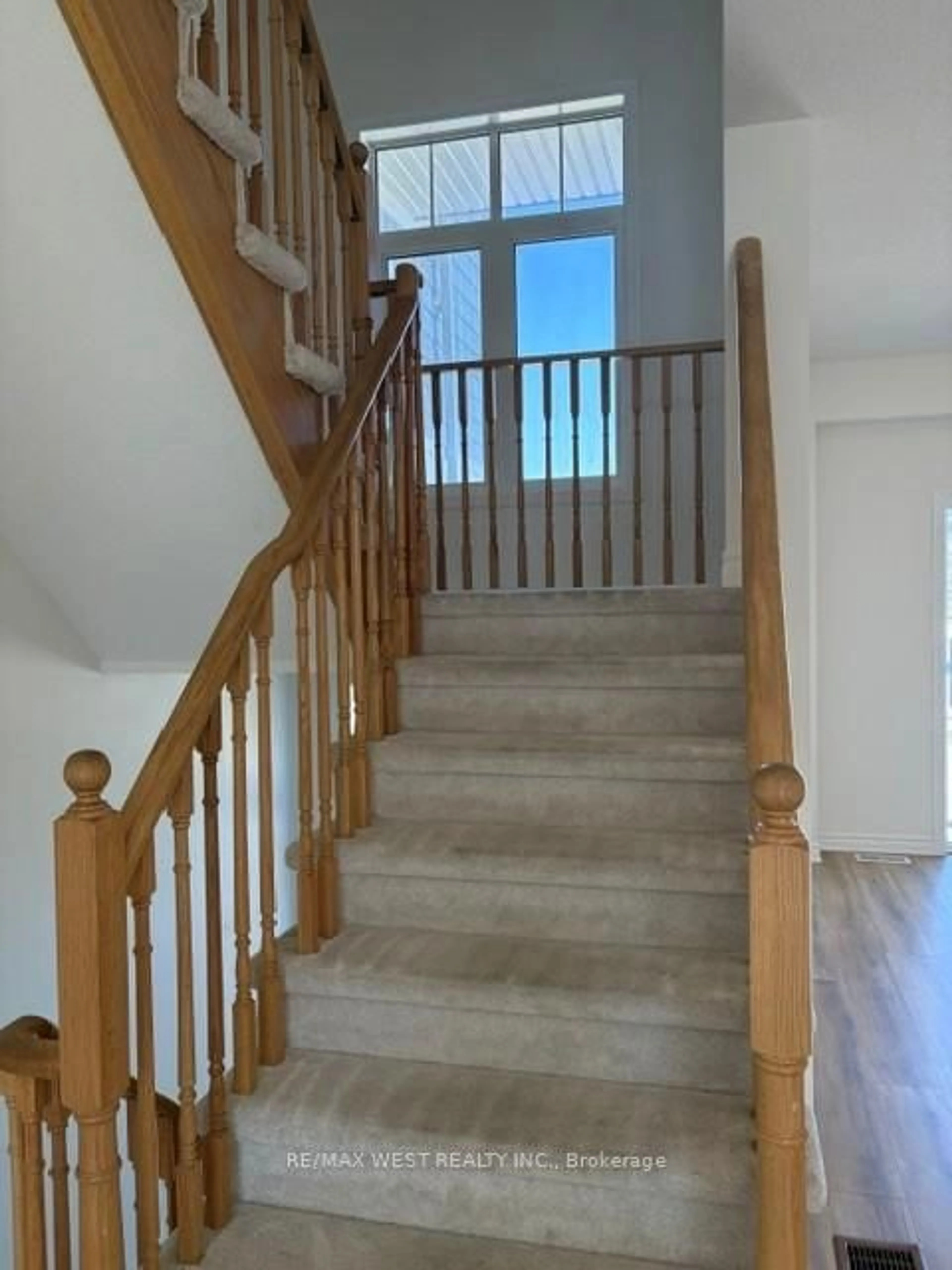Stairs for 16 Hills Thistle Dr, Wasaga Beach Ontario L9Z 0J3