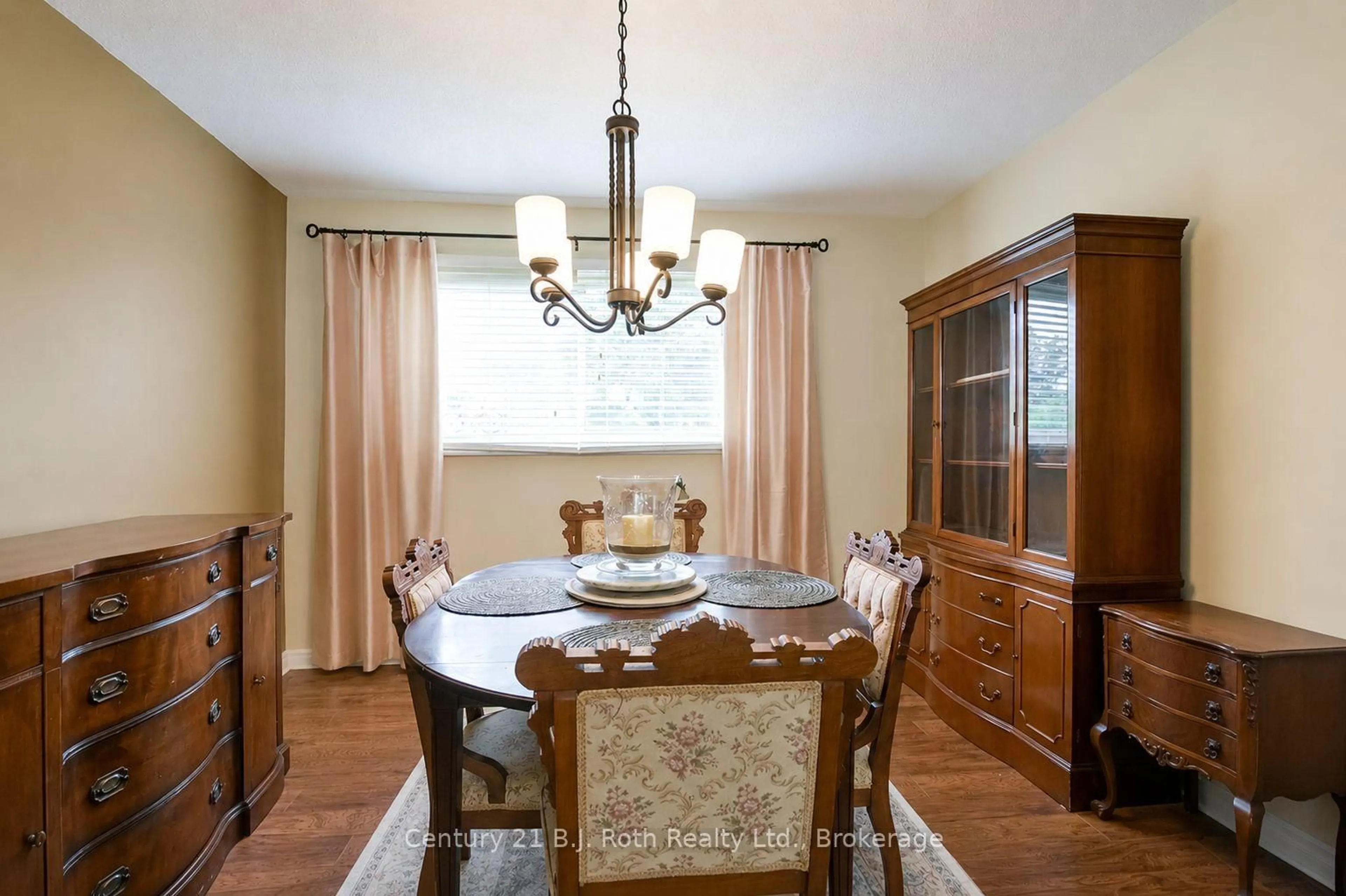 Dining room, wood/laminate floor for 38 Andrea Cres, Orillia Ontario L3V 6W5
