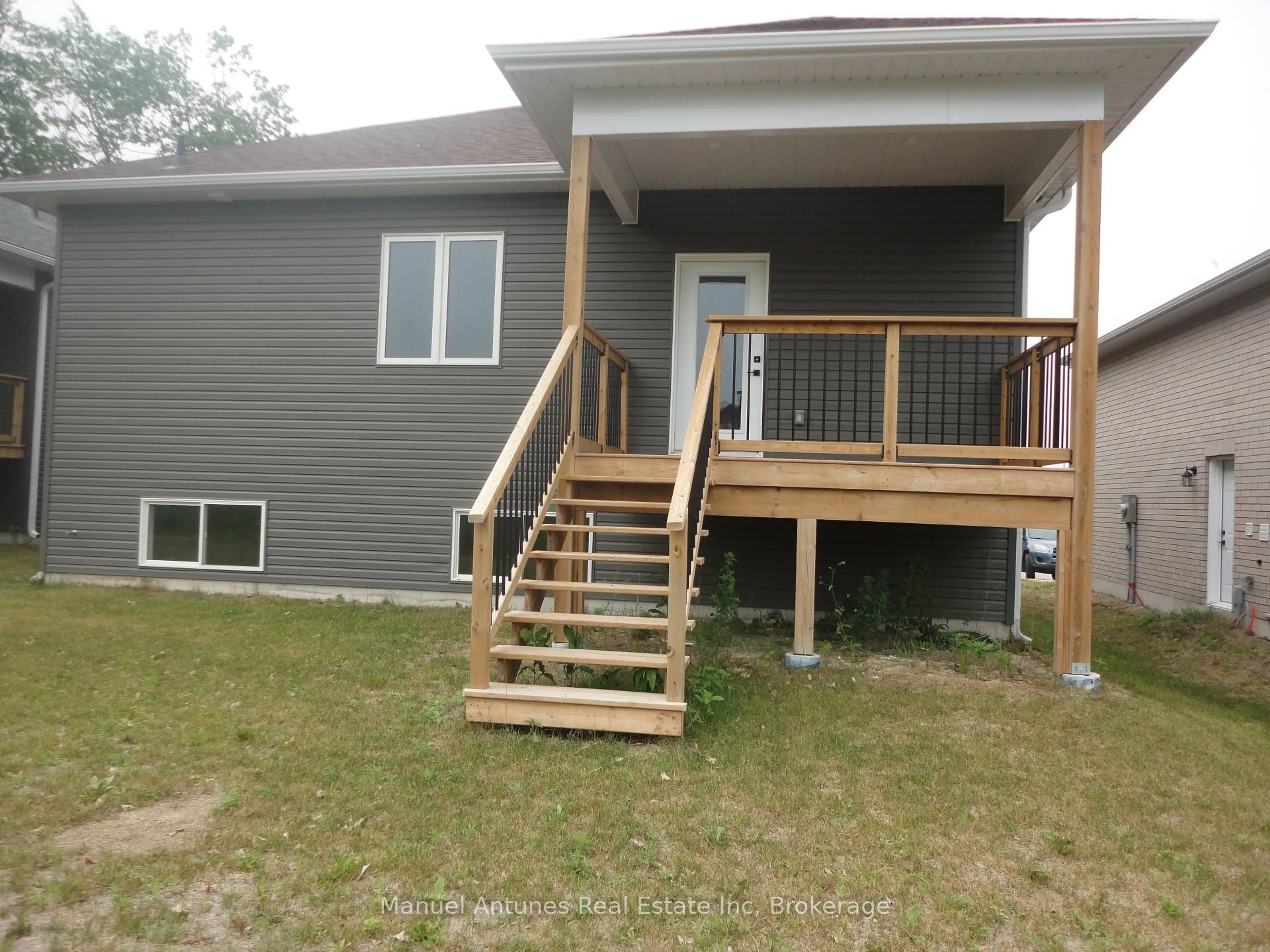 Home with vinyl exterior material, unknown for 4 Joanne Cres, Wasaga Beach Ontario L9Z 0S2