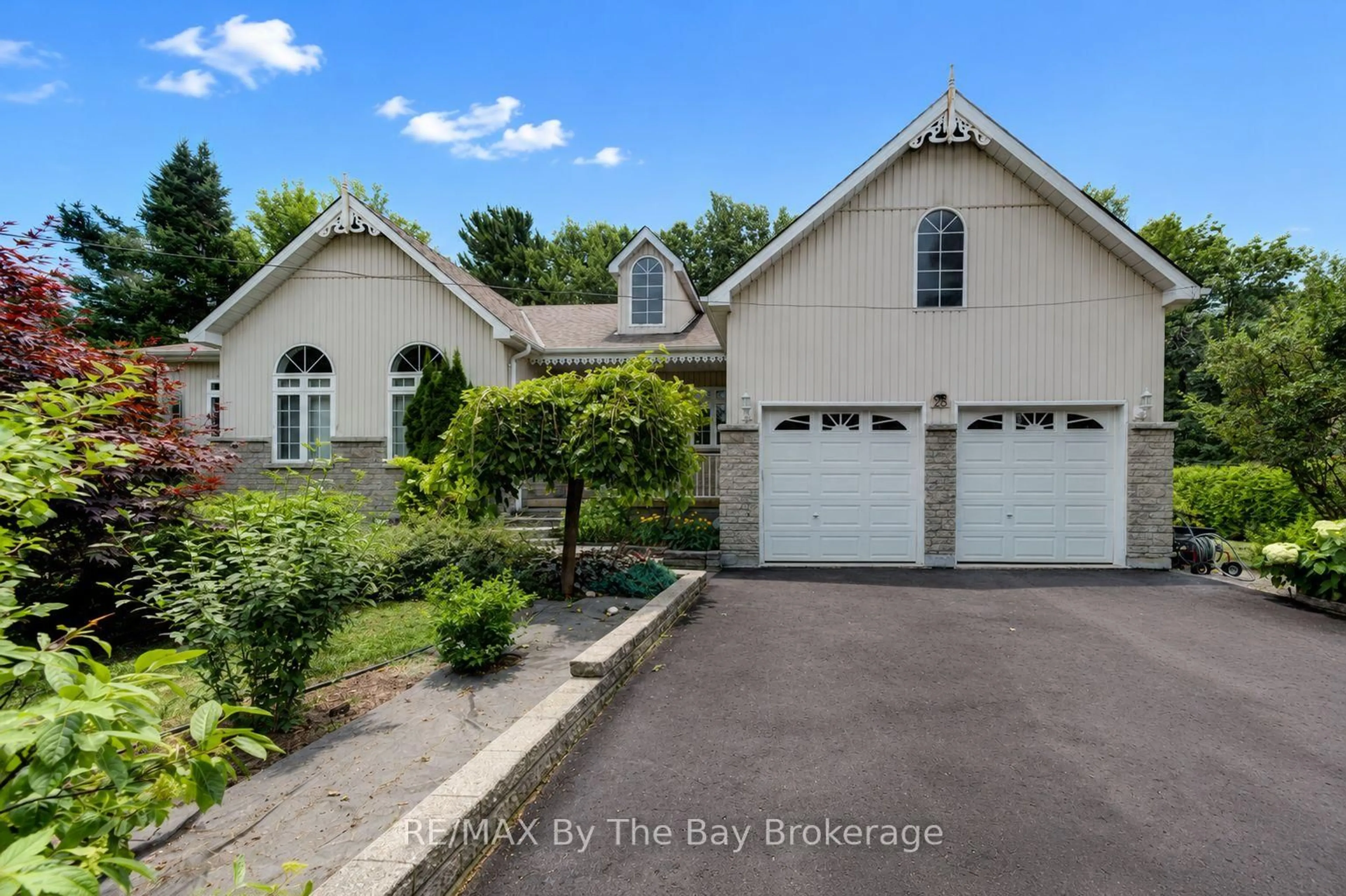 A pic from outside/outdoor area/front of a property/back of a property/a pic from drone, street for 28 Bridlewood Cres, Wasaga Beach Ontario L9Z 1B4