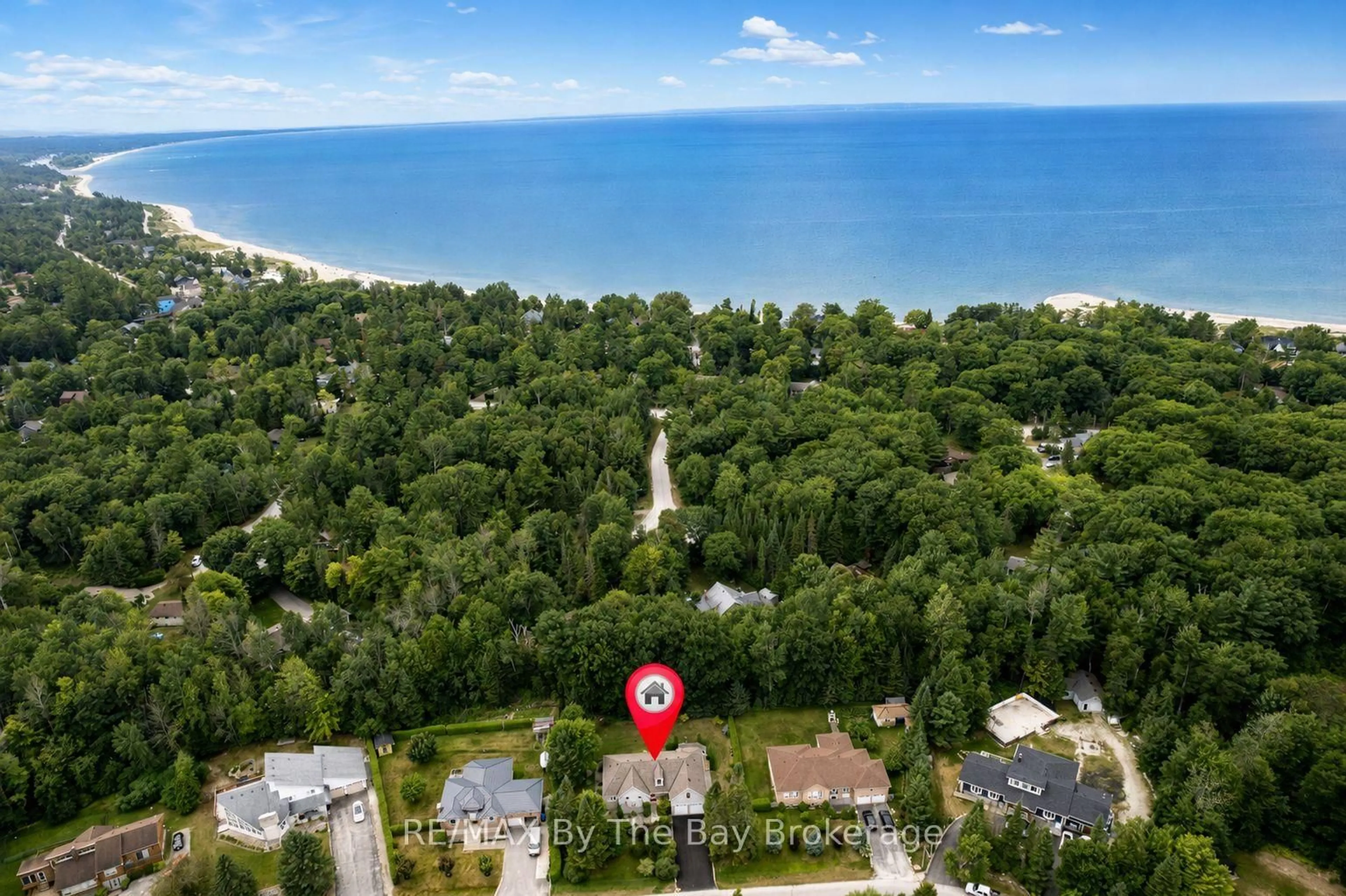 A pic from outside/outdoor area/front of a property/back of a property/a pic from drone, water/lake/river/ocean view for 28 Bridlewood Cres, Wasaga Beach Ontario L9Z 1B4