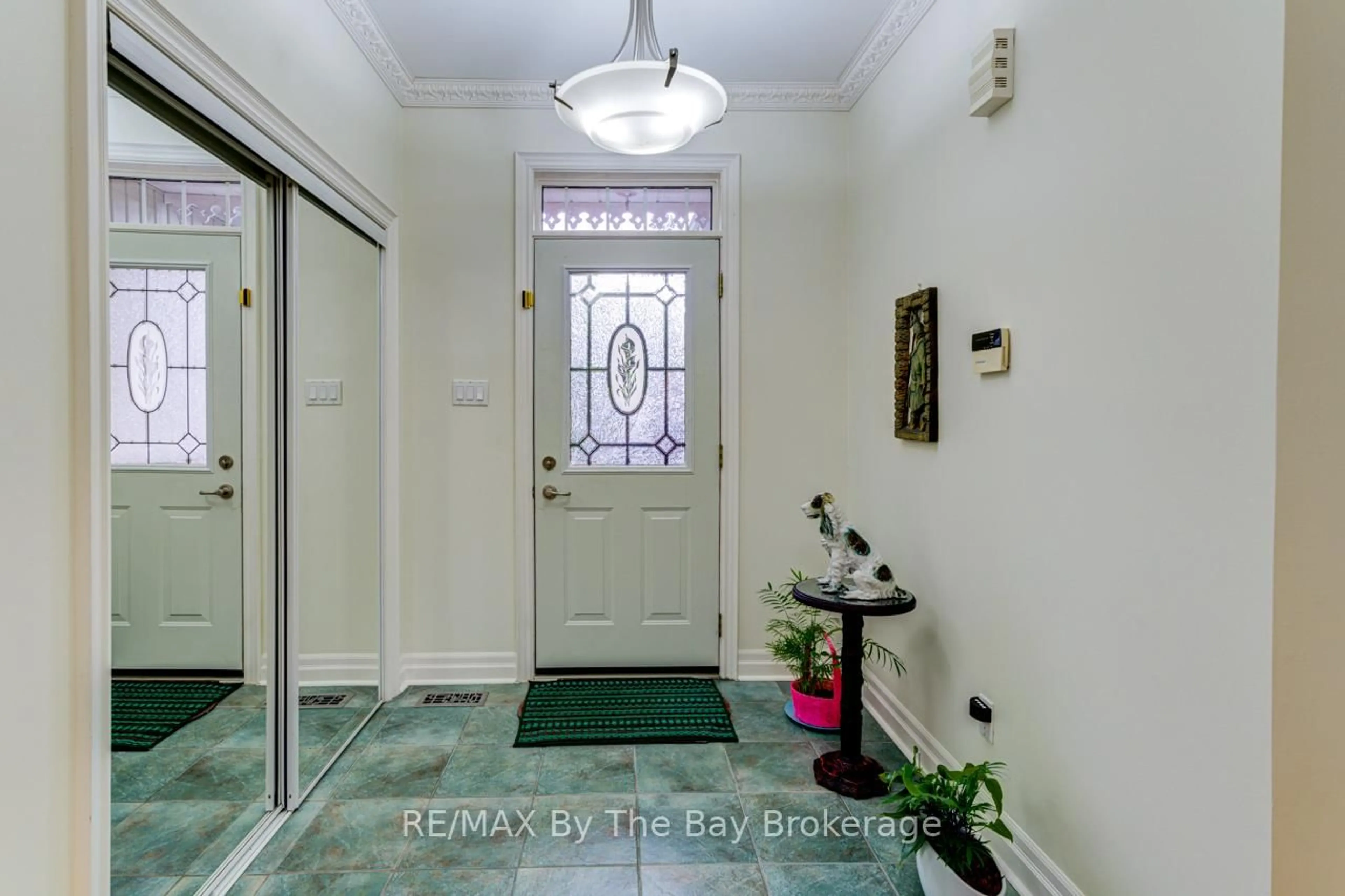 Indoor entryway for 28 Bridlewood Cres, Wasaga Beach Ontario L9Z 1B4