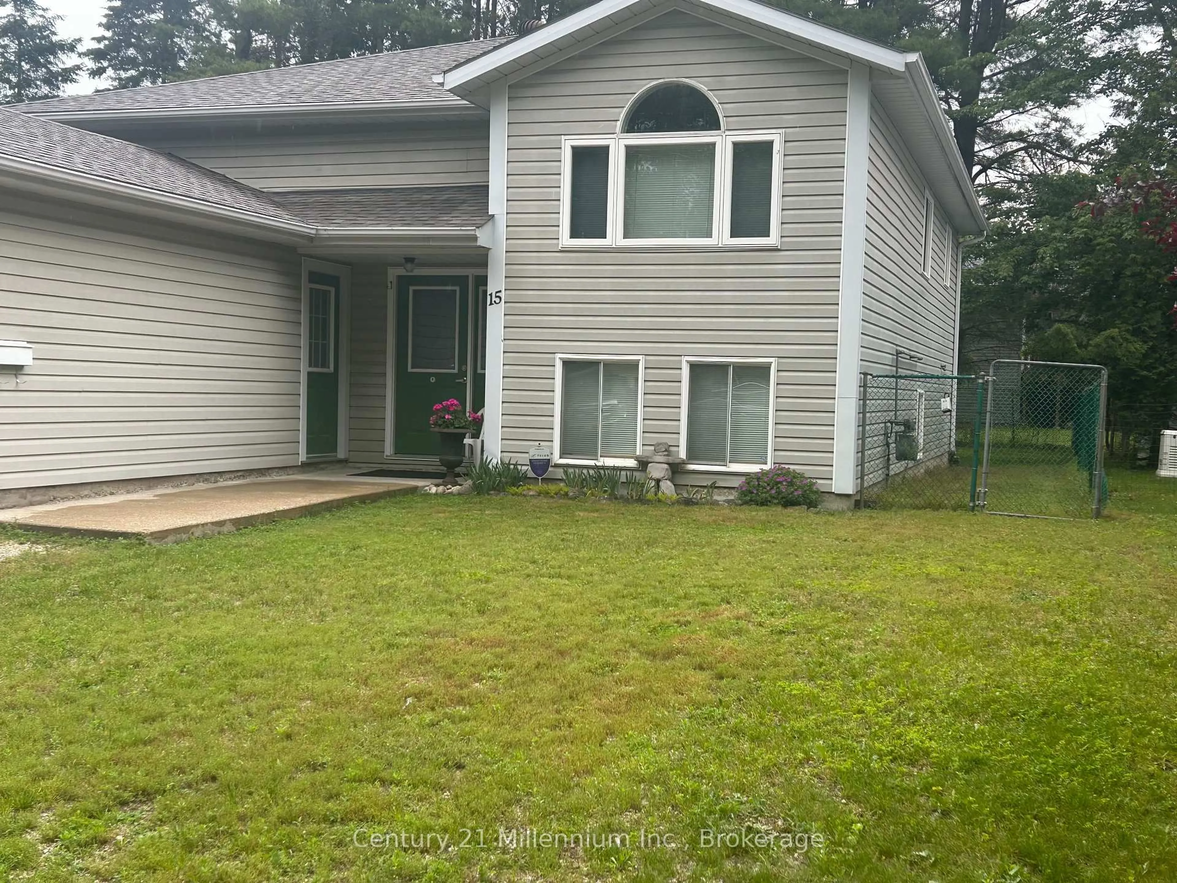 Home with vinyl exterior material, unknown for 15 SAVARIN St, Wasaga Beach Ontario L9Z 2N8
