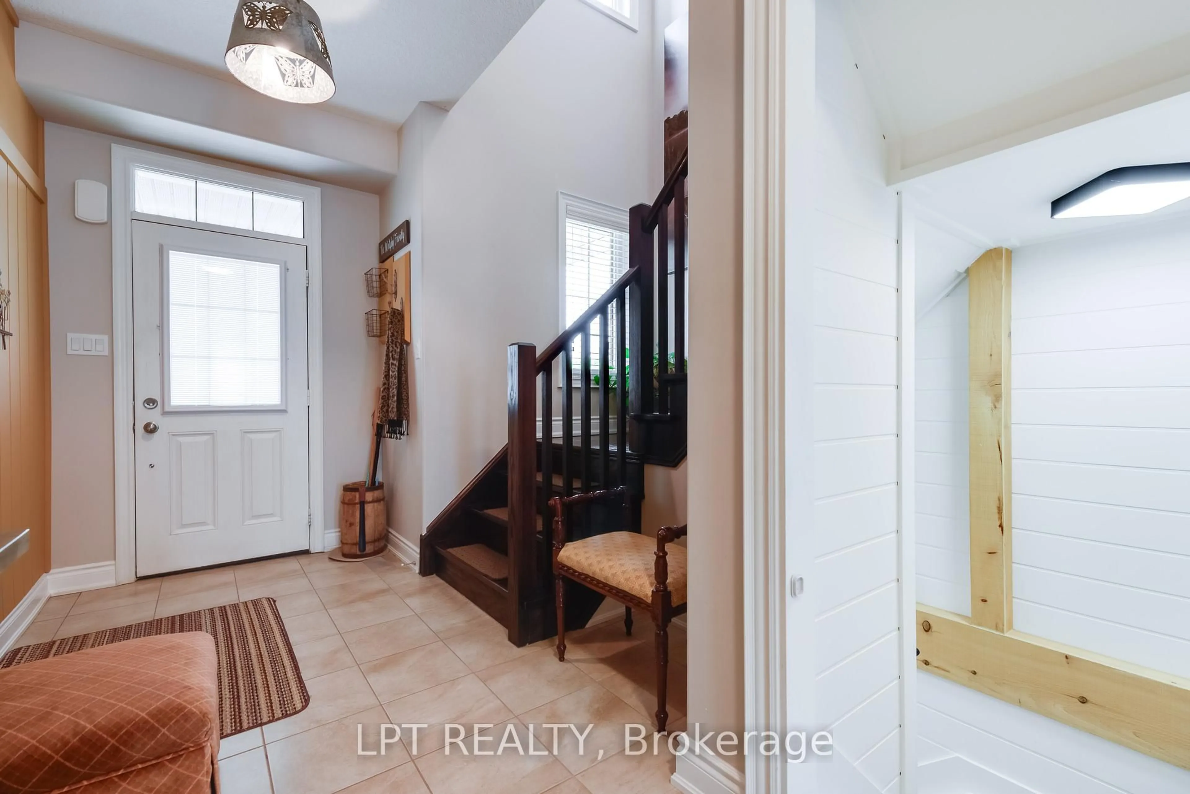 Indoor entryway for 37 Wilson St, Collingwood Ontario L9Y 0Y8