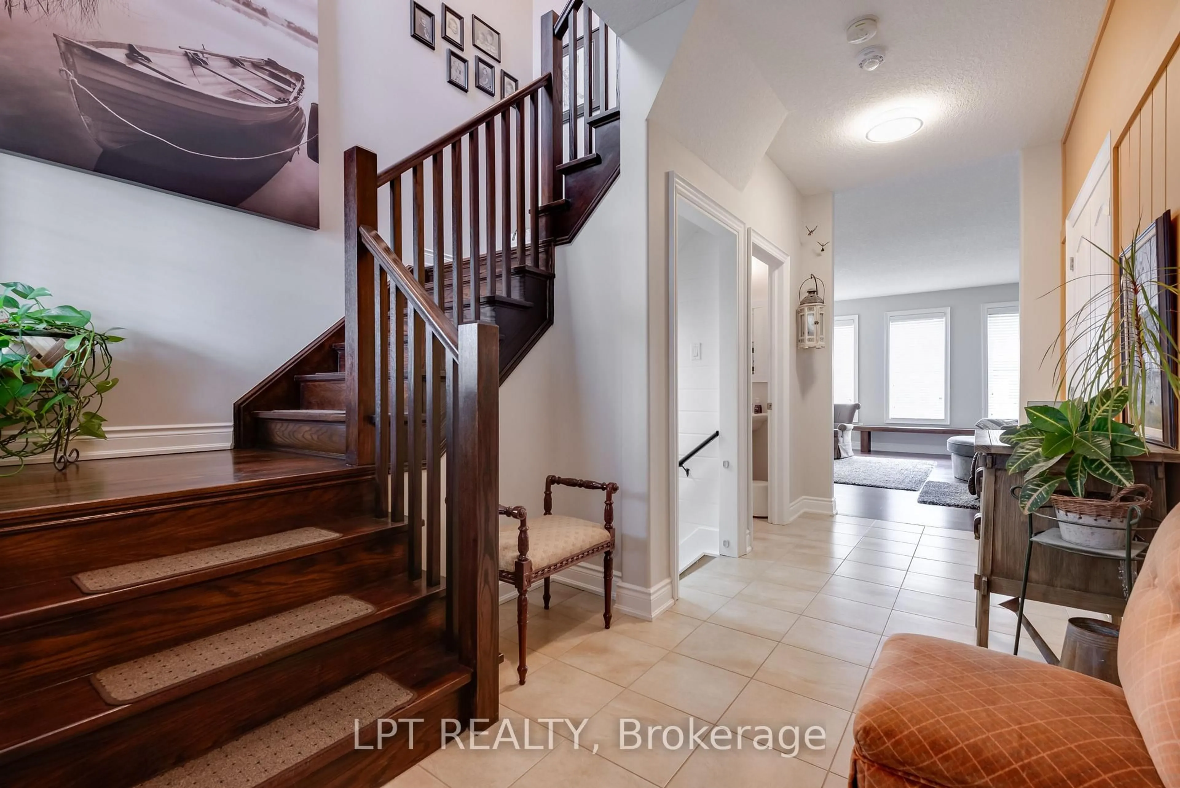 Indoor entryway for 37 Wilson St, Collingwood Ontario L9Y 0Y8