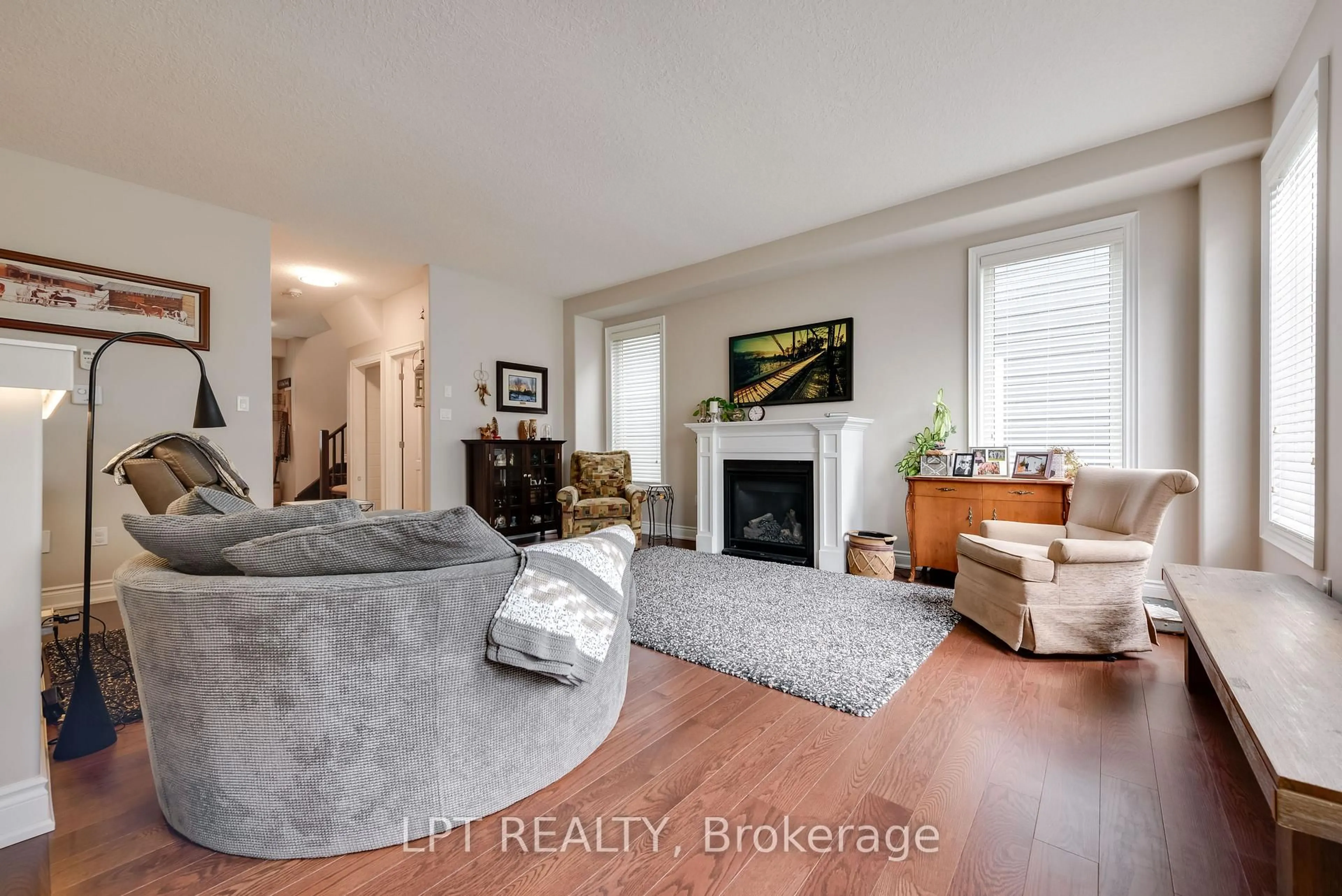 Living room with furniture, wood/laminate floor for 37 Wilson St, Collingwood Ontario L9Y 0Y8