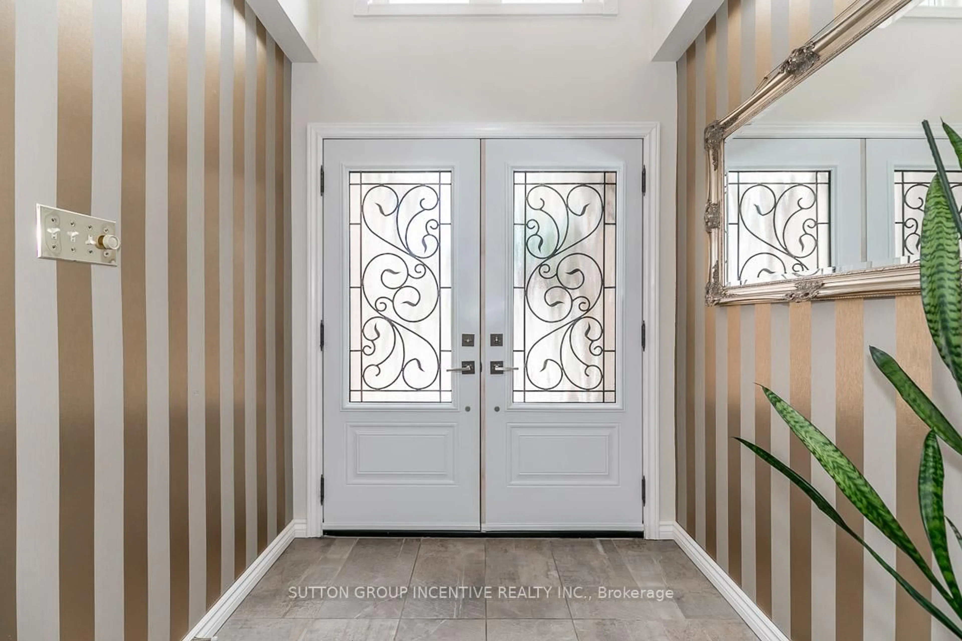Indoor entryway for 89 Cityview Circ, Barrie Ontario L4N 7V1
