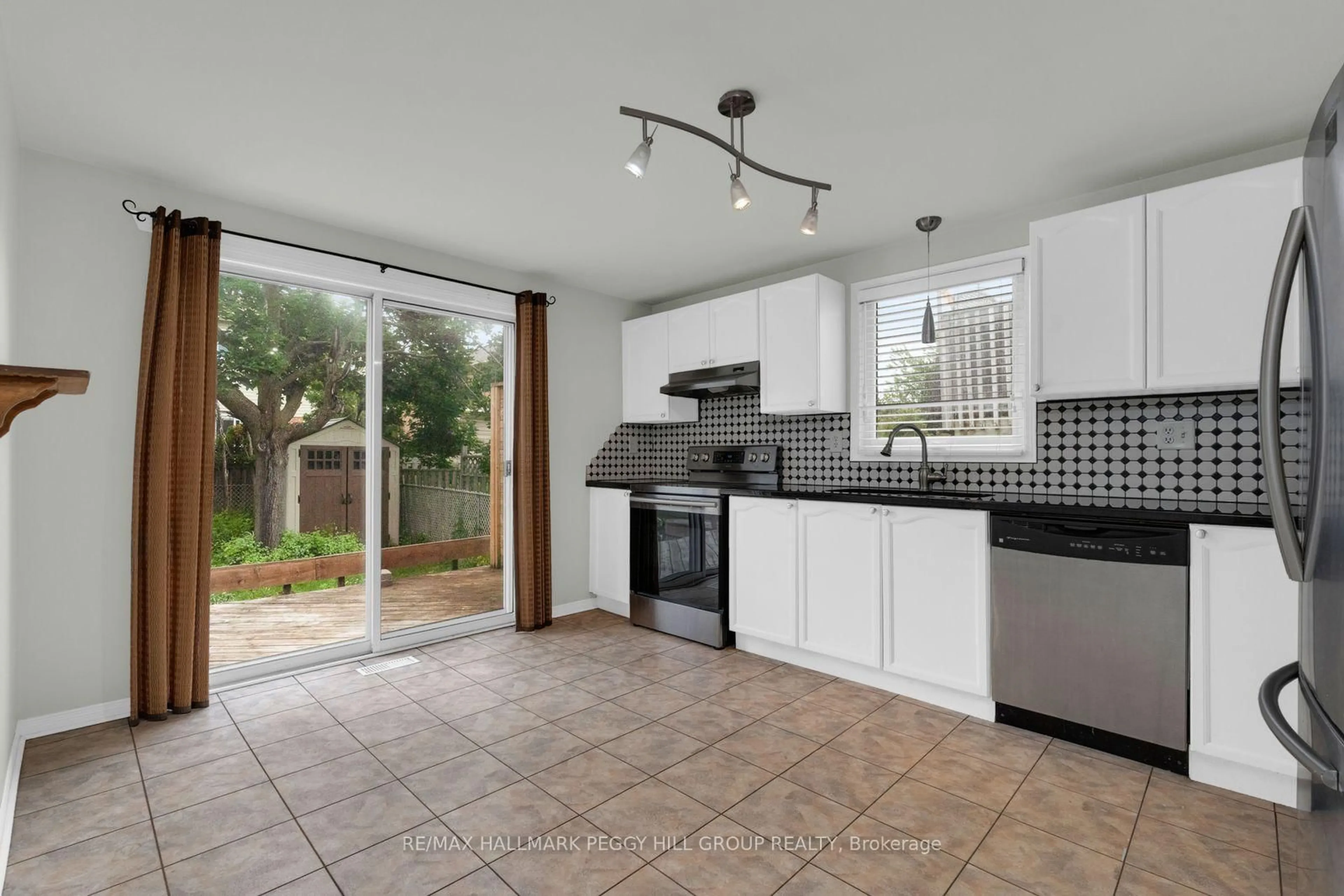 Open concept kitchen, ceramic/tile floor for 27 Finlay Rd, Barrie Ontario L4N 7T8