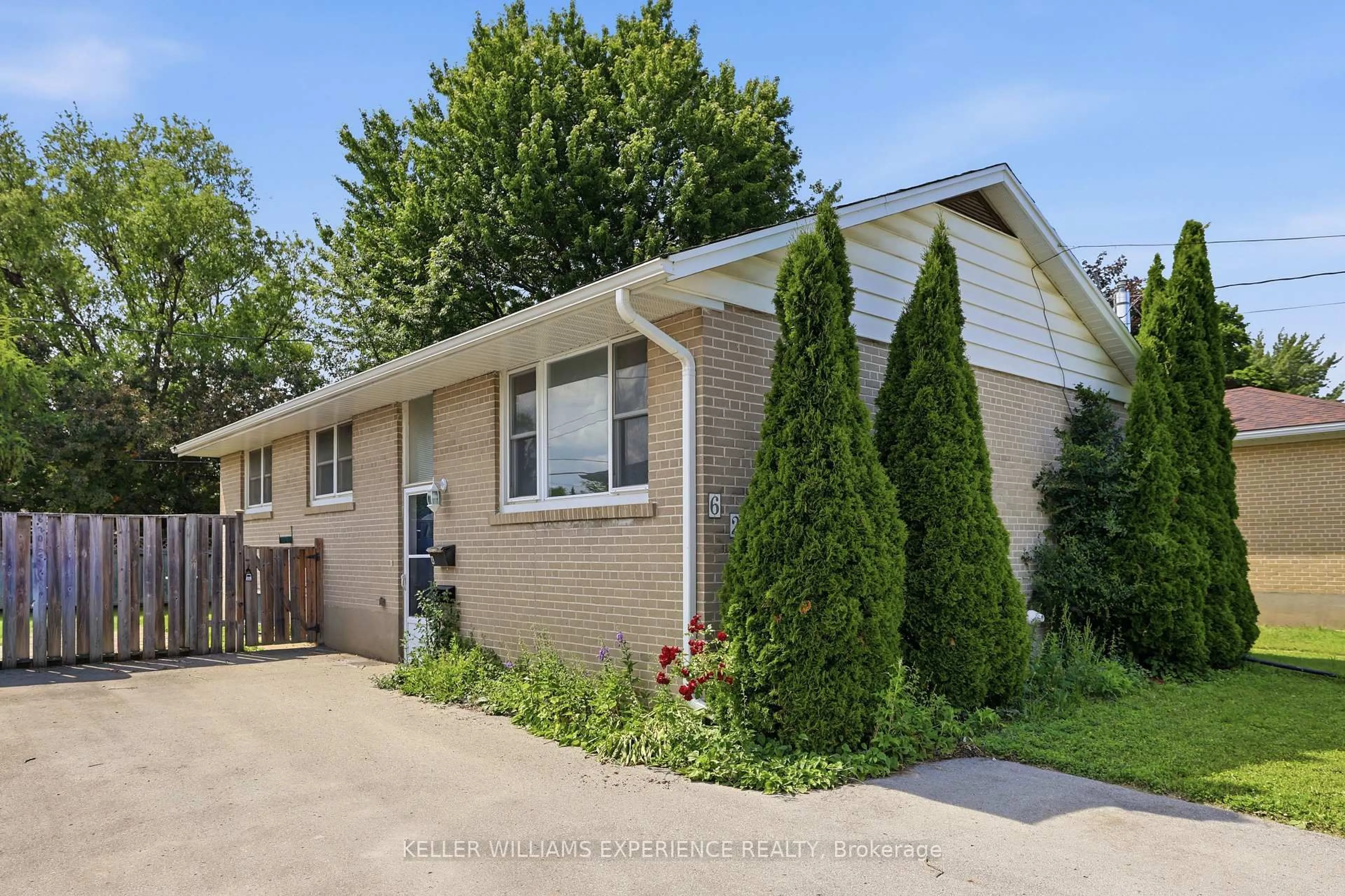 Home with vinyl exterior material, street for 620 OAK St, Collingwood Ontario L9Y 2Z3