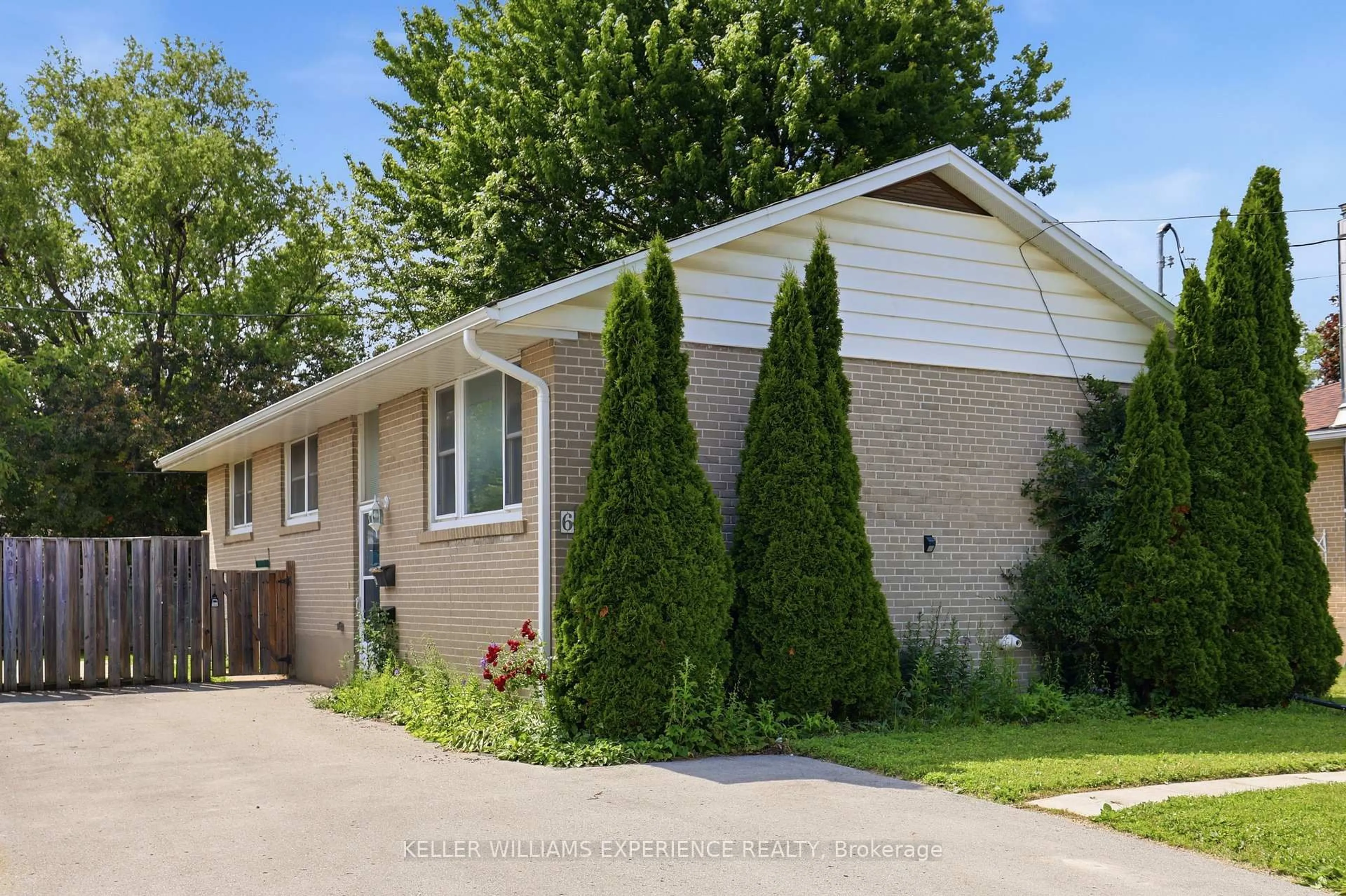 Home with vinyl exterior material, street for 620 OAK St, Collingwood Ontario L9Y 2Z3
