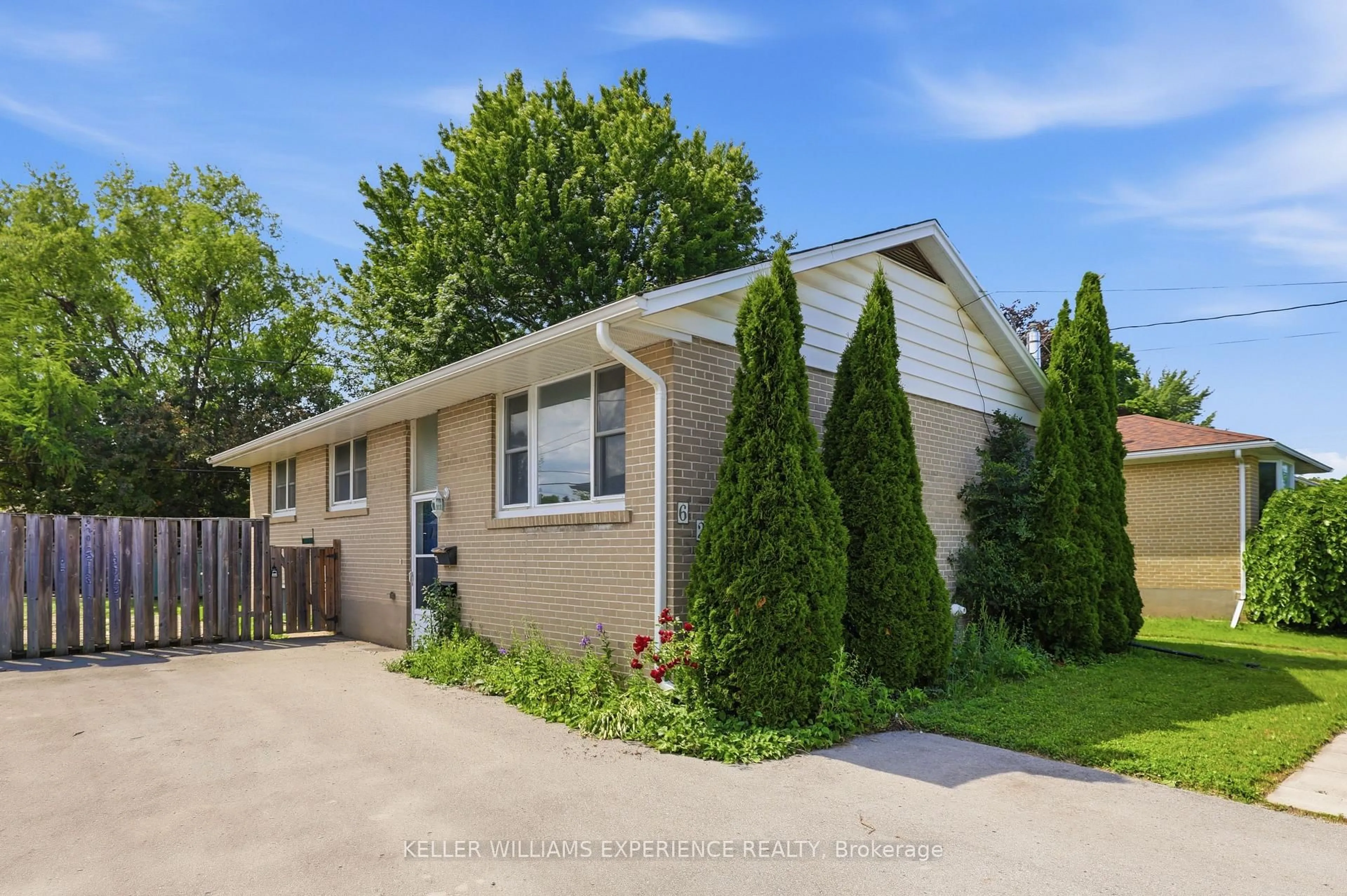 Home with vinyl exterior material, street for 620 OAK St, Collingwood Ontario L9Y 2Z3