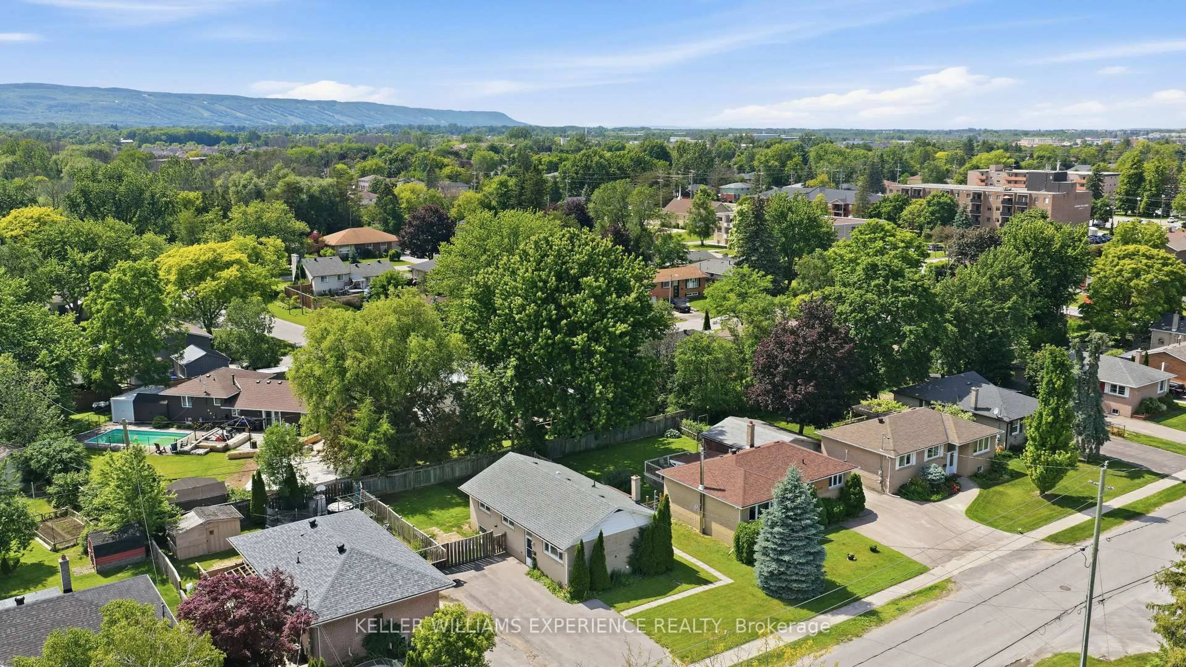 A pic from outside/outdoor area/front of a property/back of a property/a pic from drone, mountain view for 620 OAK St, Collingwood Ontario L9Y 2Z3
