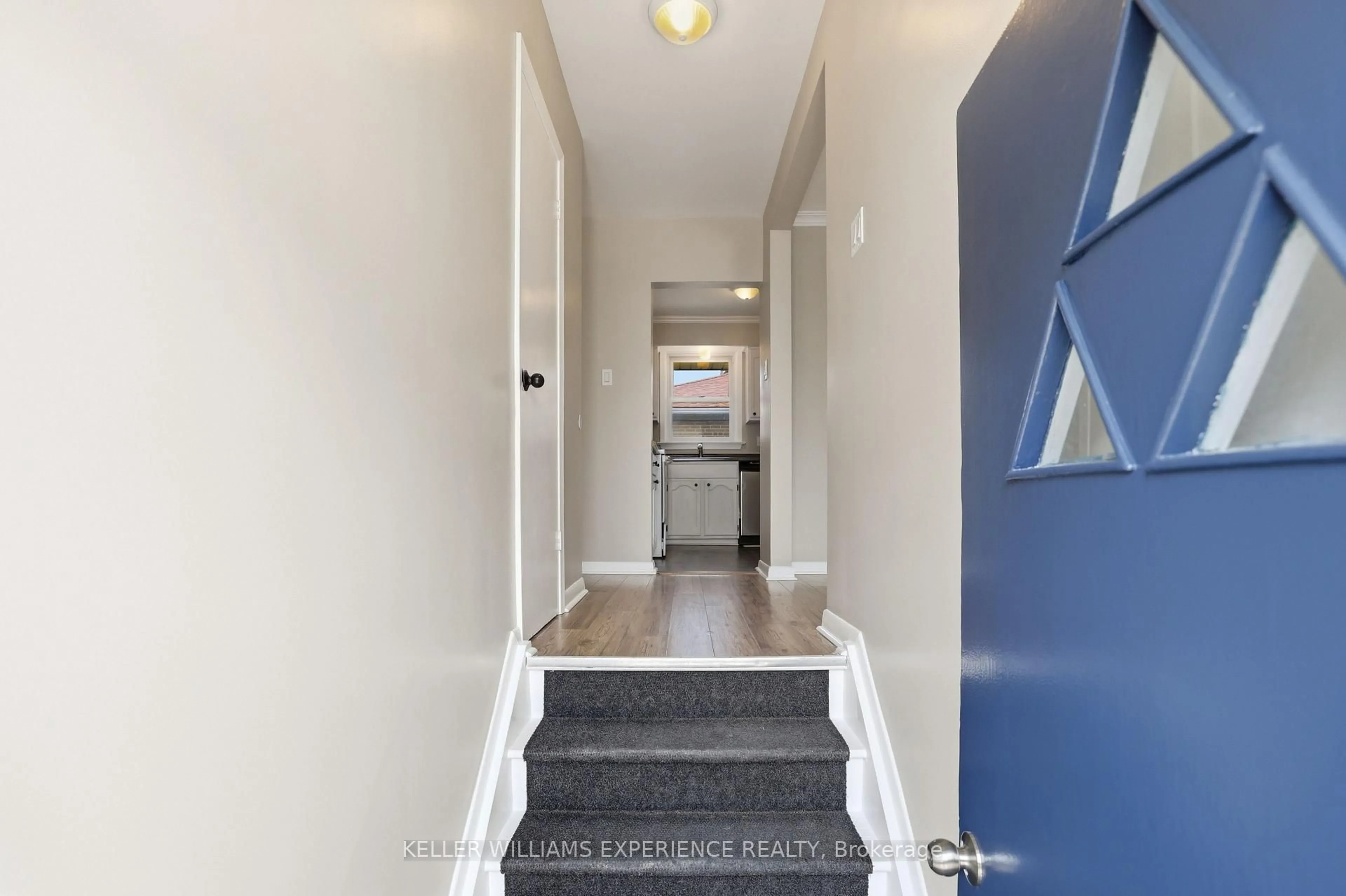 Indoor entryway for 620 OAK St, Collingwood Ontario L9Y 2Z3
