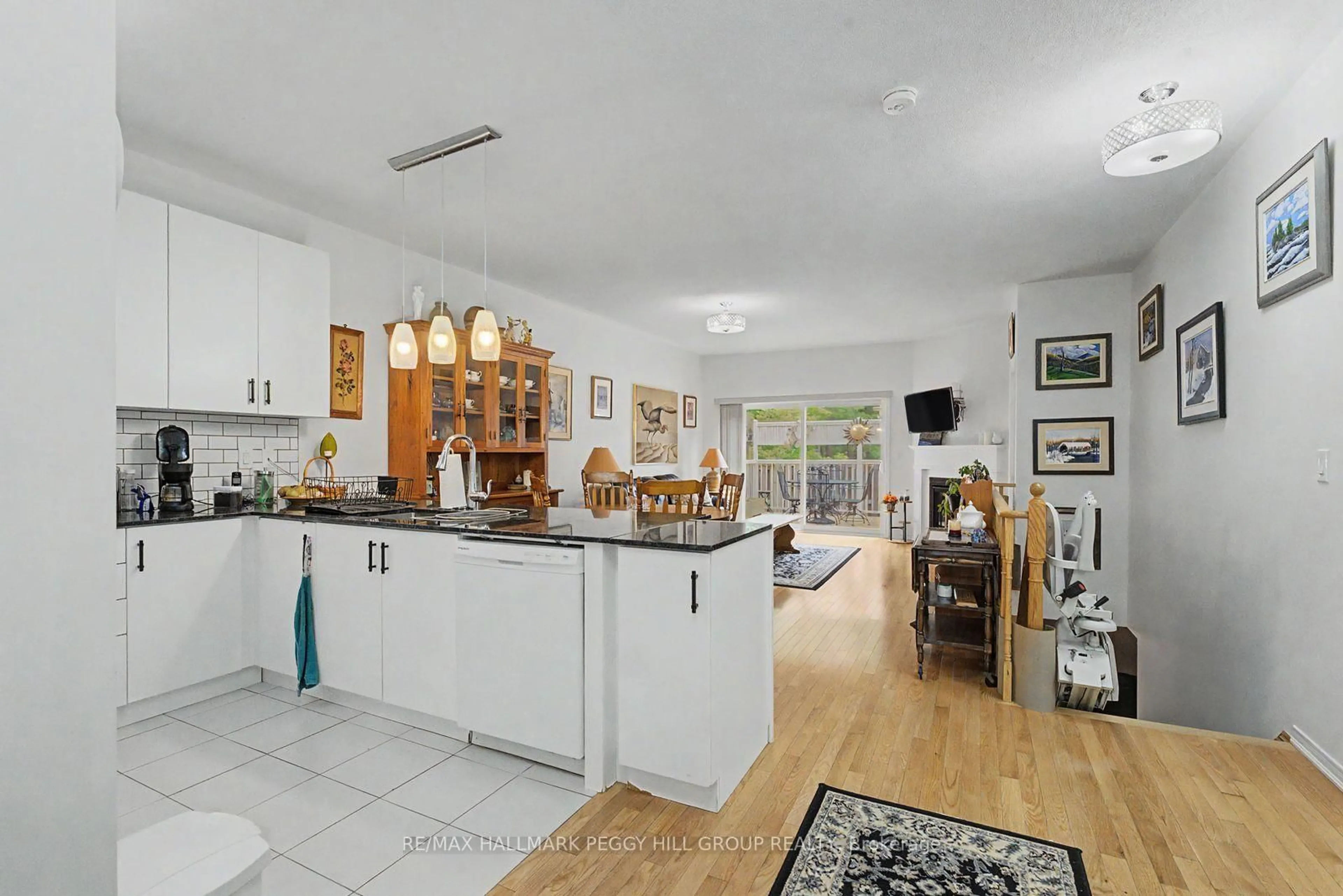Open concept kitchen, ceramic/tile floor for 3318 Summerhill Way, Severn Ontario L3V 0E1