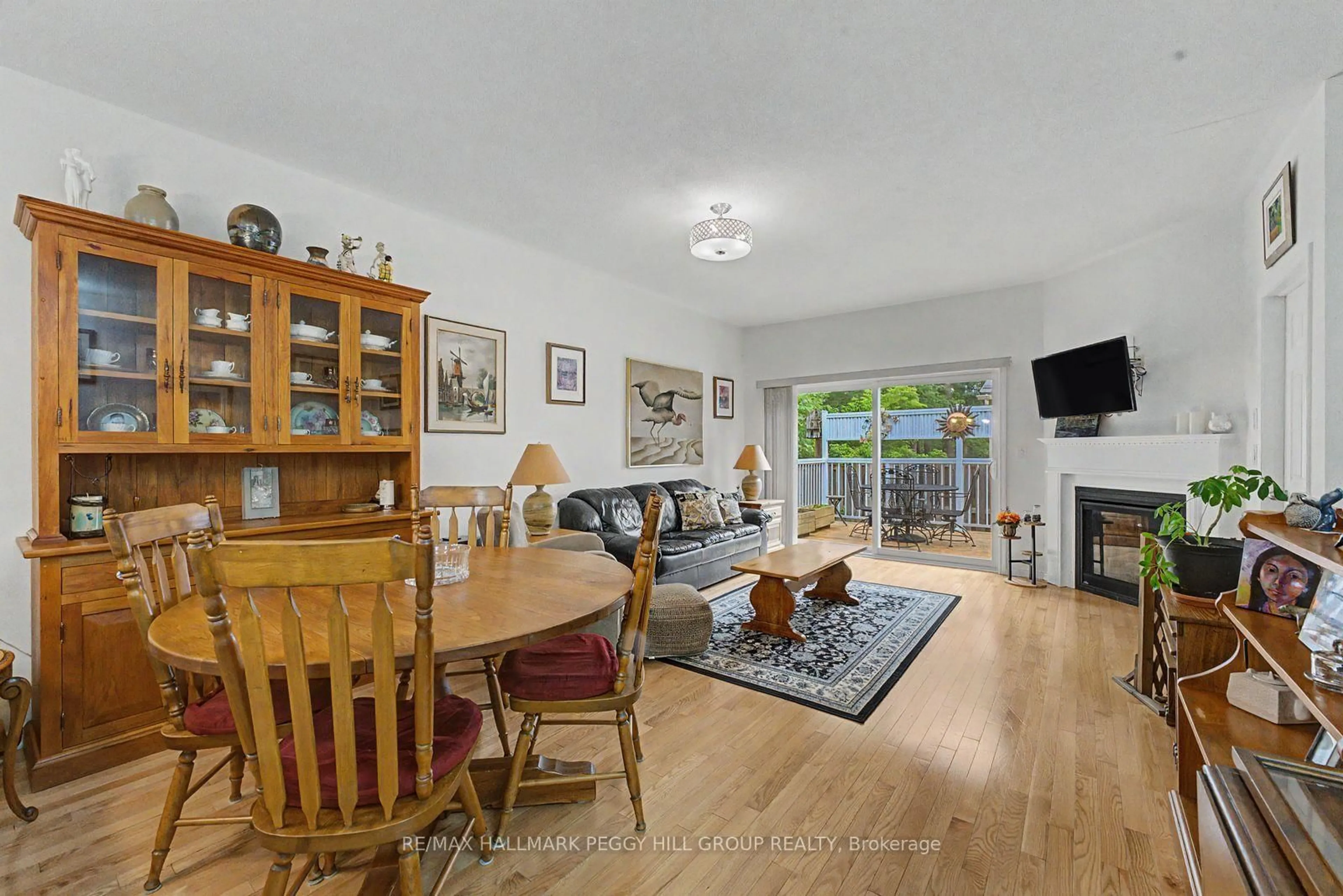 Living room with furniture, unknown for 3318 Summerhill Way, Severn Ontario L3V 0E1