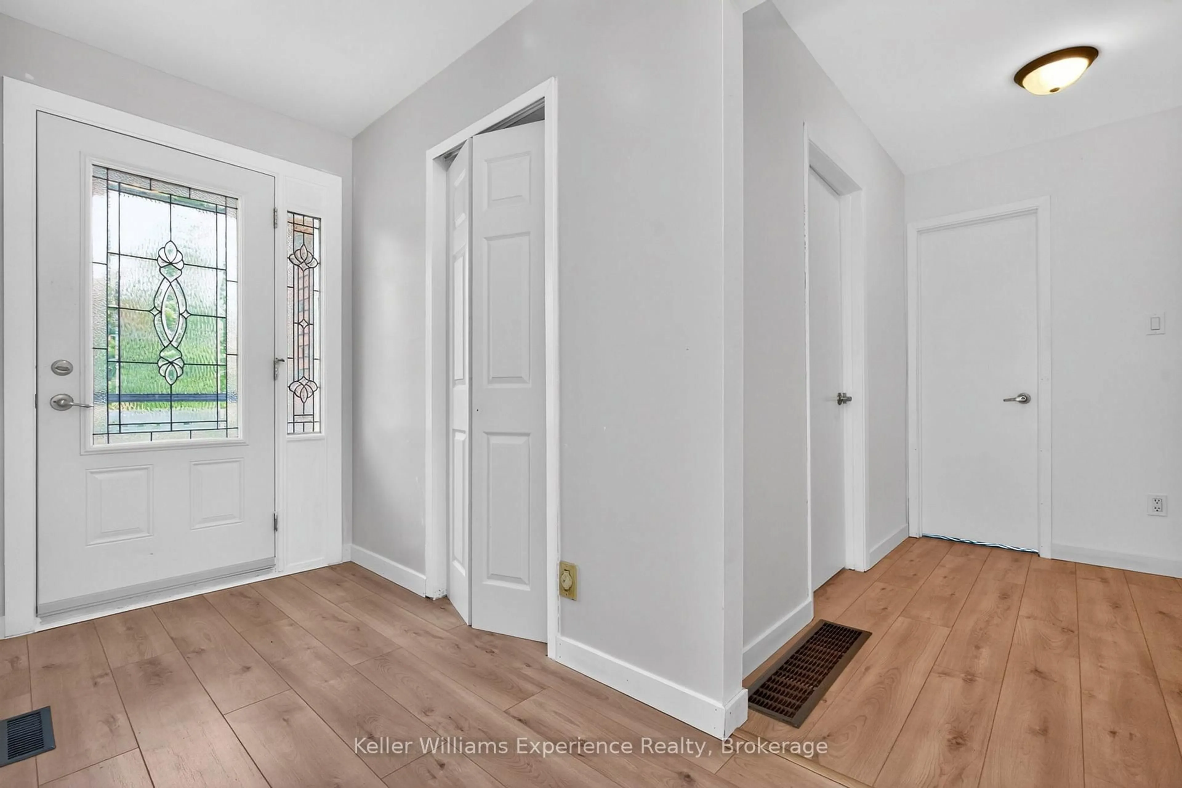 Indoor entryway for 42 Easton Ave, Tay Ontario L0K 1R0