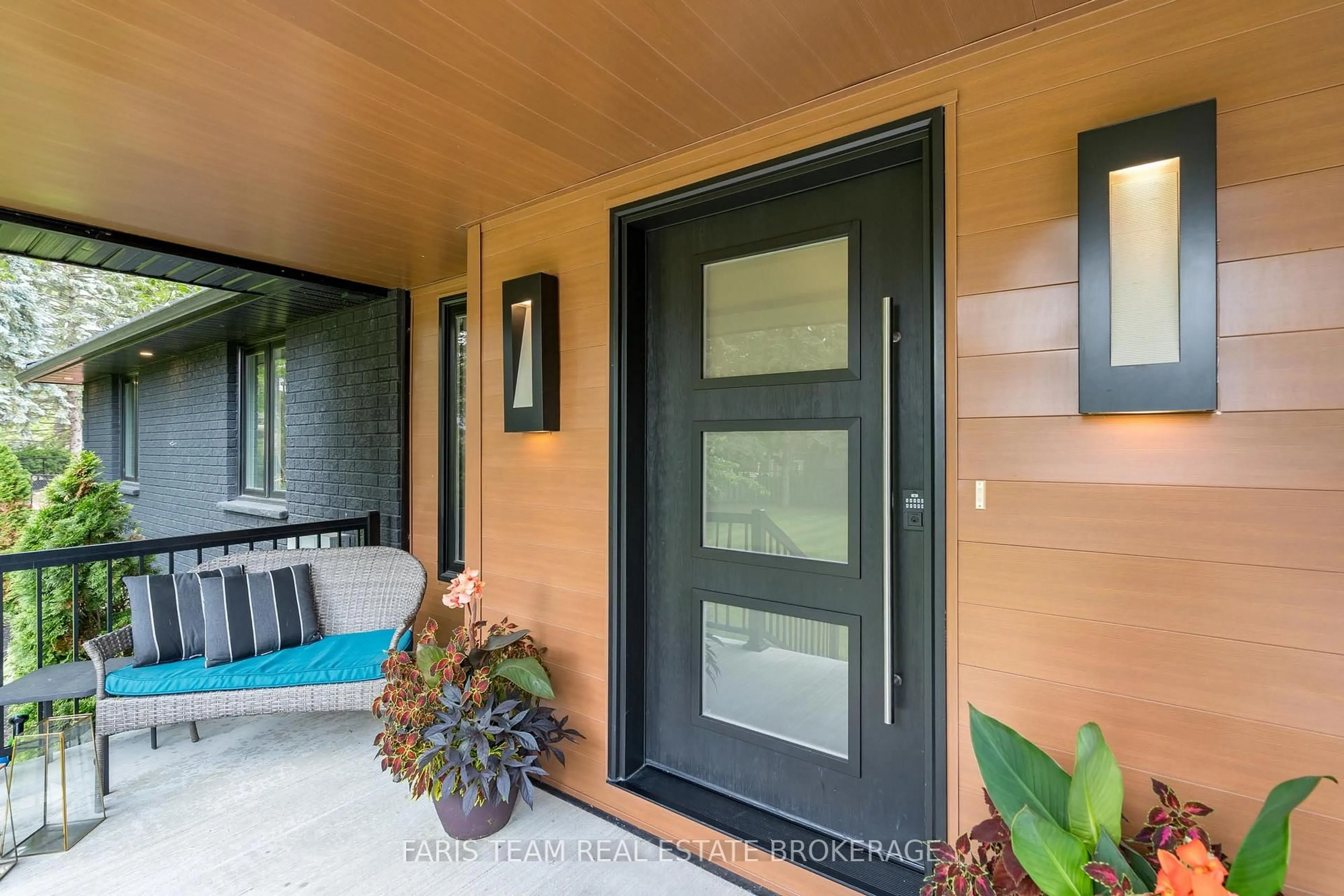 Indoor entryway for 223A Hickory Lane, Barrie Ontario L4N 4J9