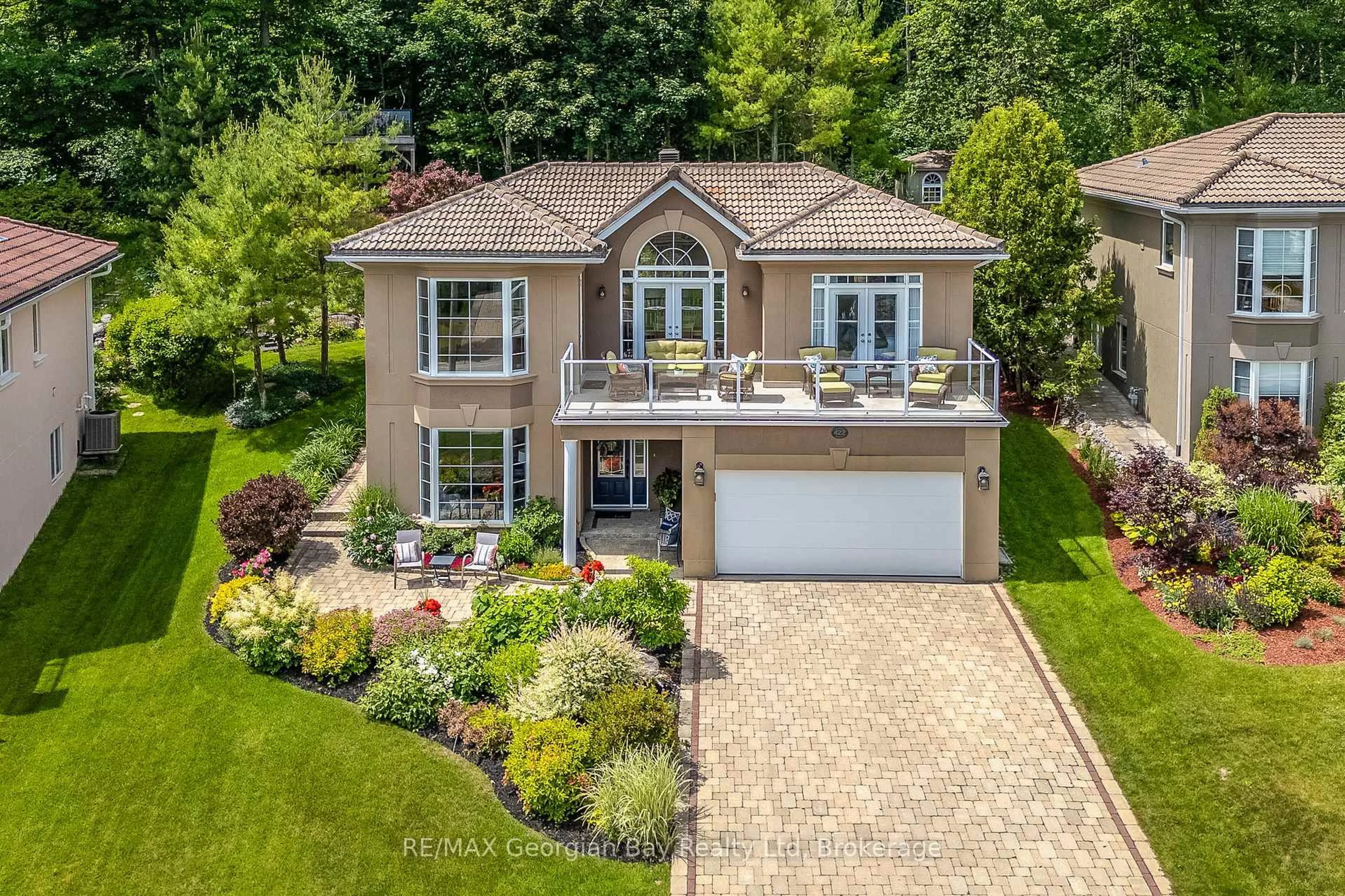 A pic from outside/outdoor area/front of a property/back of a property/a pic from drone, street for 422 Aberdeen Blvd, Midland Ontario L4R 5L8