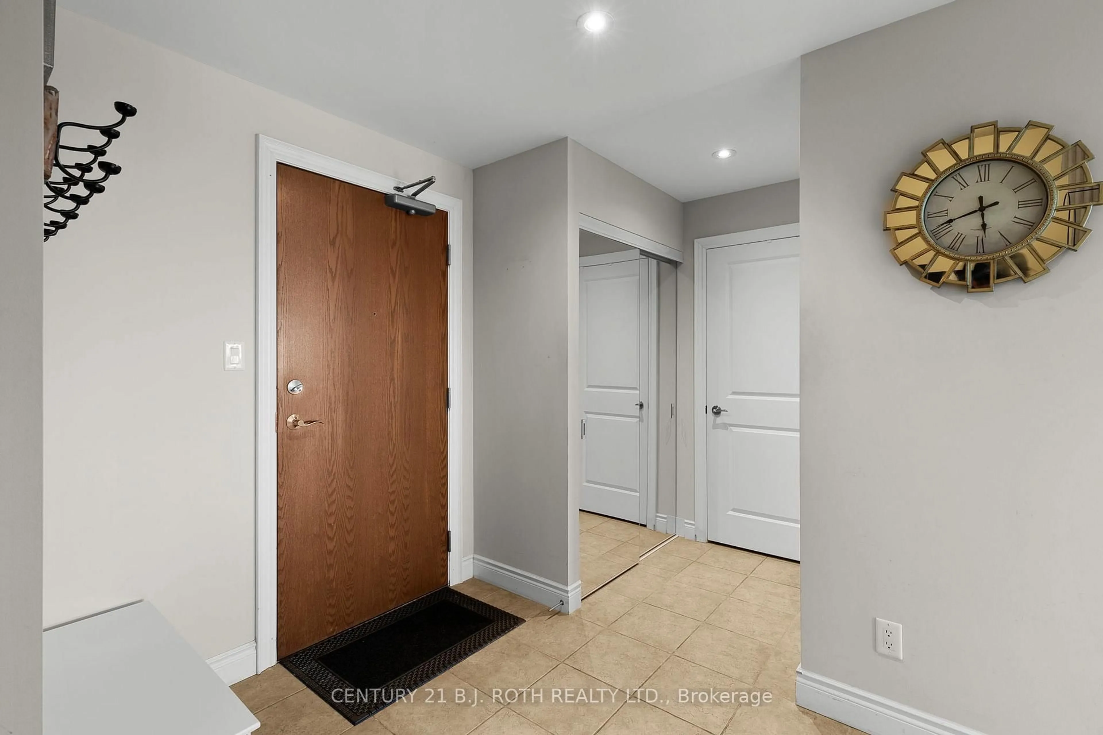 Indoor entryway for 37 Ellen St #1310, Barrie Ontario L4N 6G2