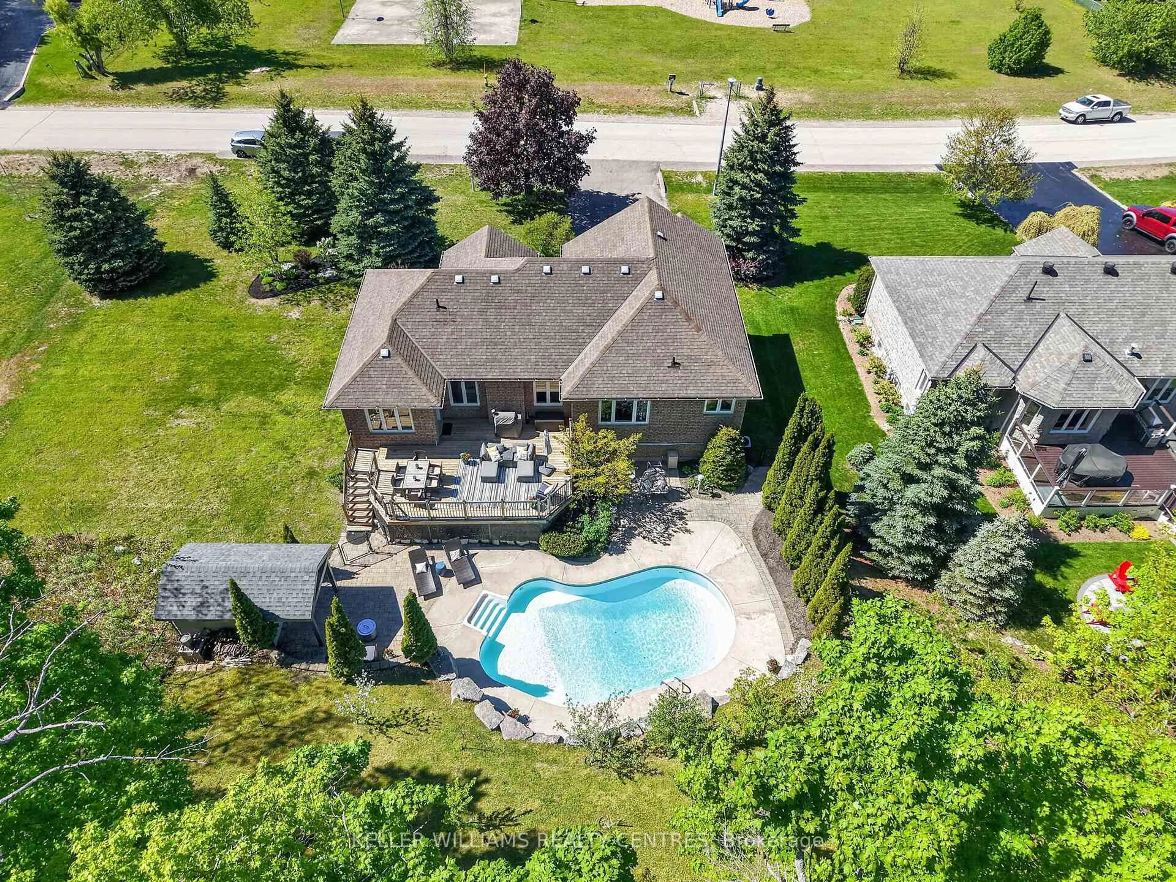 A pic from outside/outdoor area/front of a property/back of a property/a pic from drone, street for 50 Glenhuron Dr, Springwater Ontario L9X 0T8
