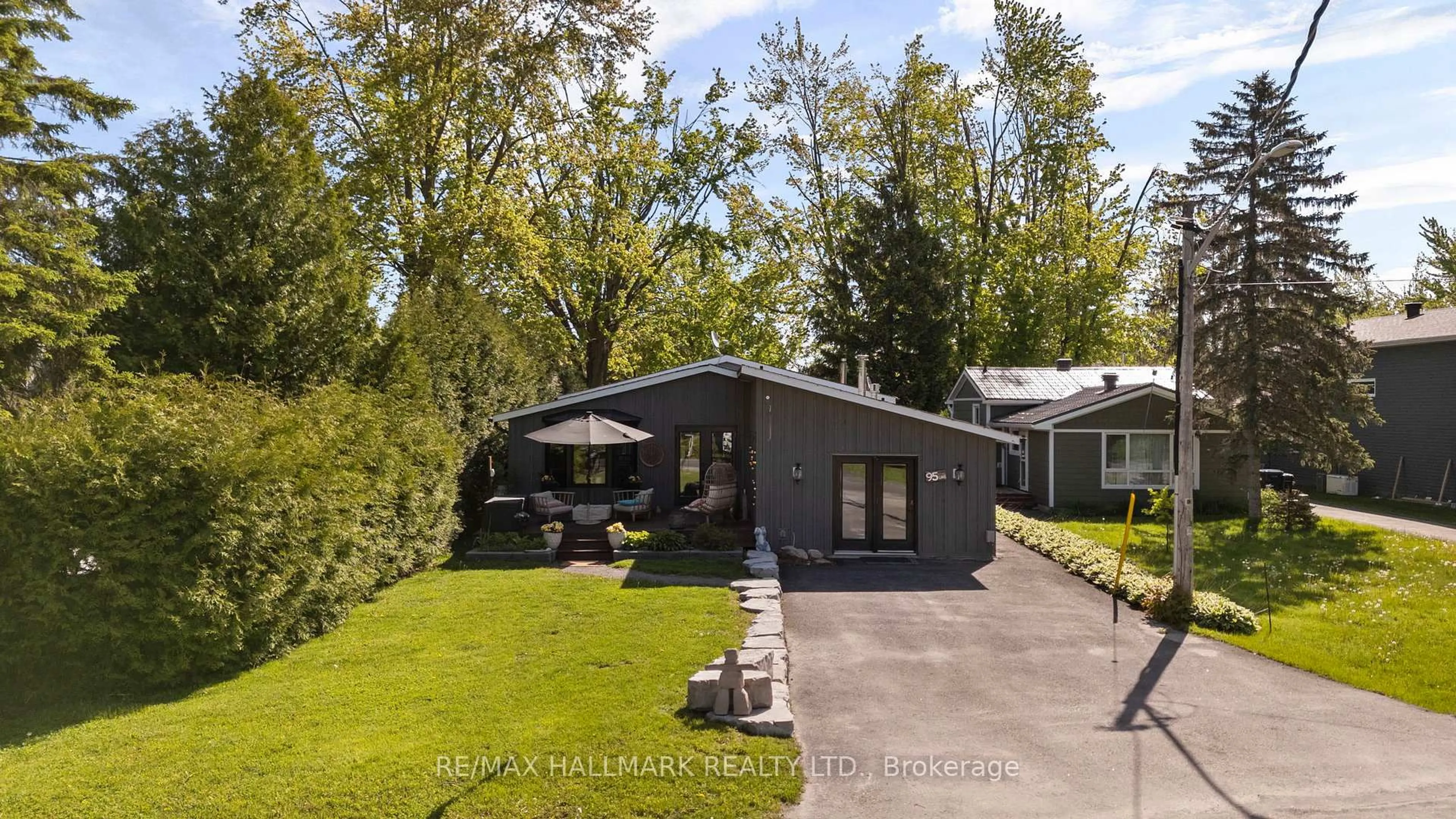 A pic from outside/outdoor area/front of a property/back of a property/a pic from drone, street for 95 Lake Ave, Ramara Ontario L0K 1B0