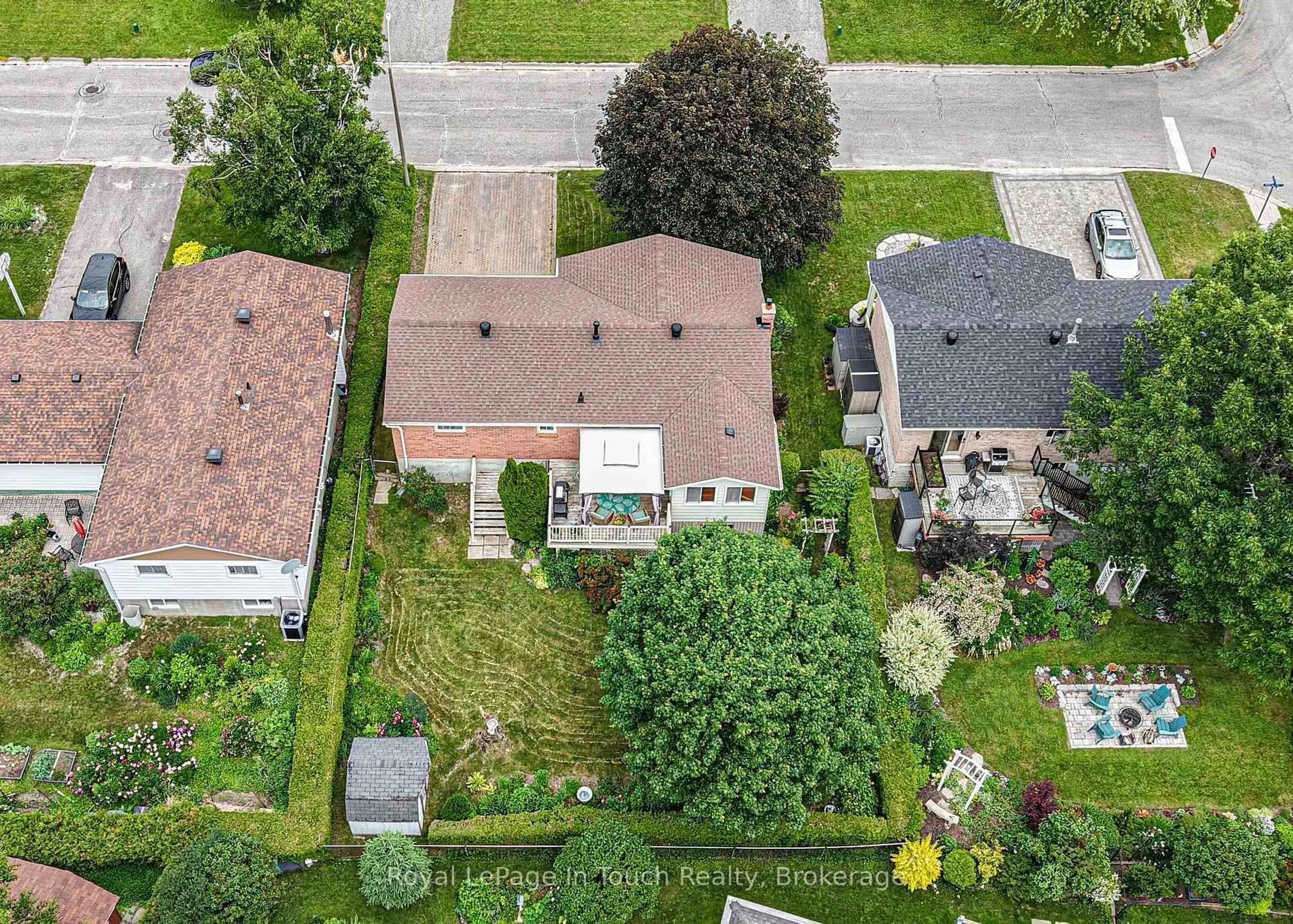 A pic from outside/outdoor area/front of a property/back of a property/a pic from drone, street for 642 Randles Cres, Midland Ontario L4R 4V4