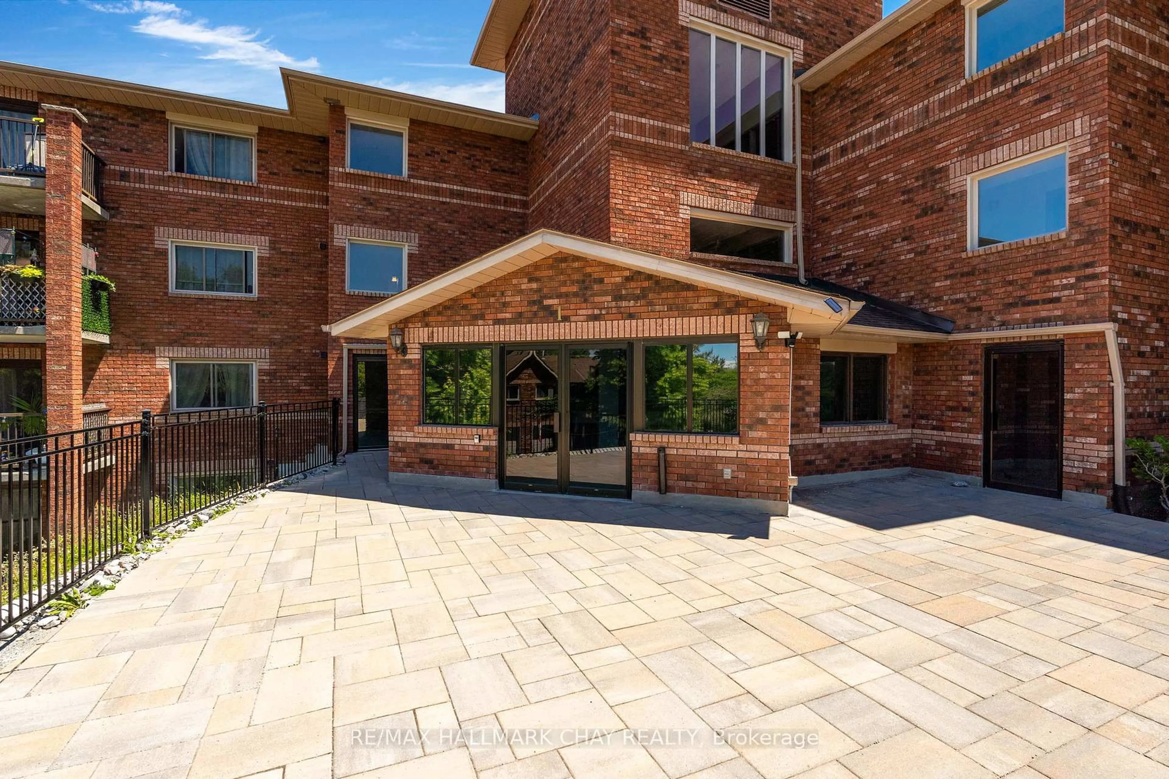 Indoor foyer for 1 Quail Cres #103, Barrie Ontario L4N 6W9