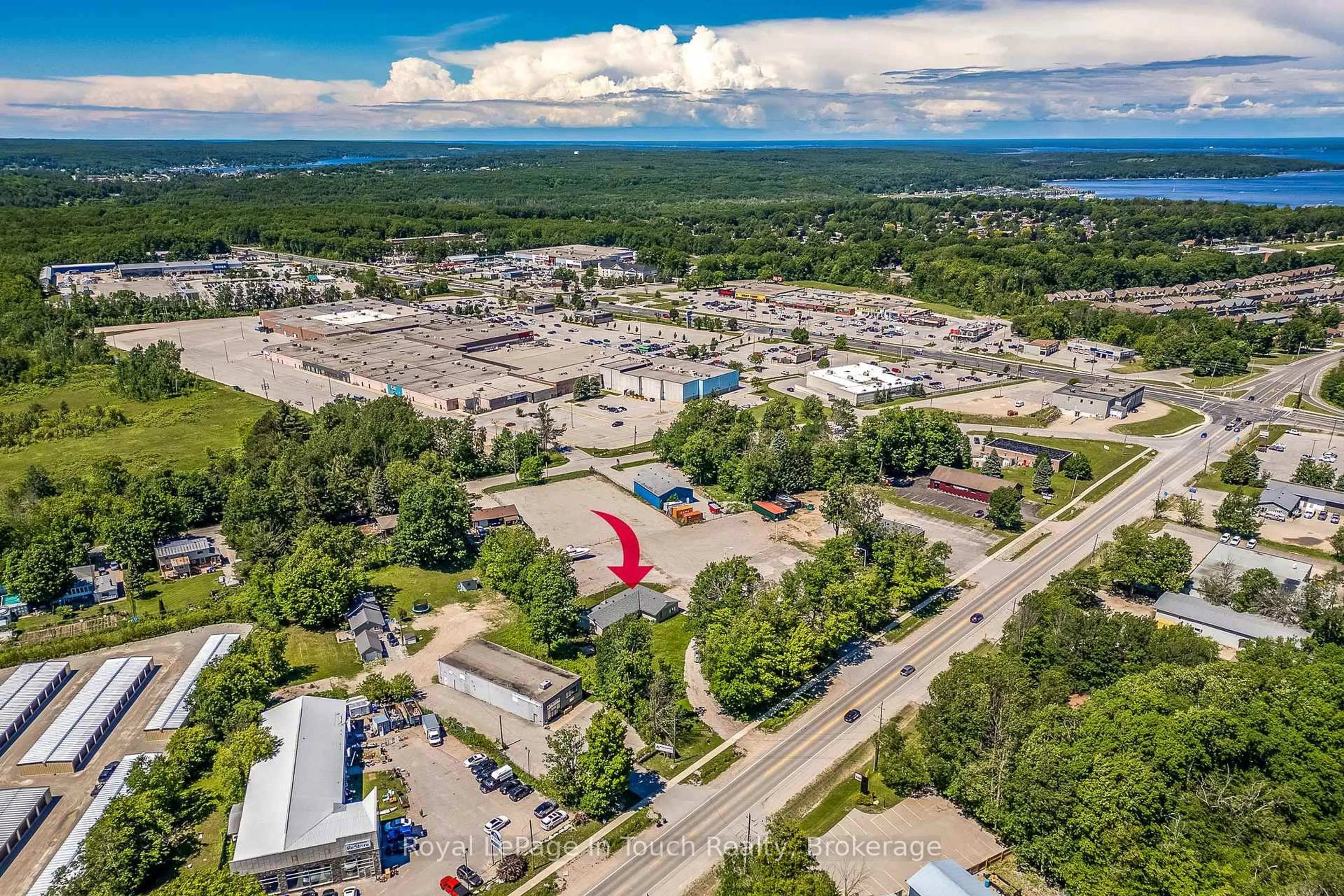 A pic from outside/outdoor area/front of a property/back of a property/a pic from drone, mountain view for 740 Balm Beach Rd, Midland Ontario L4R 4K4
