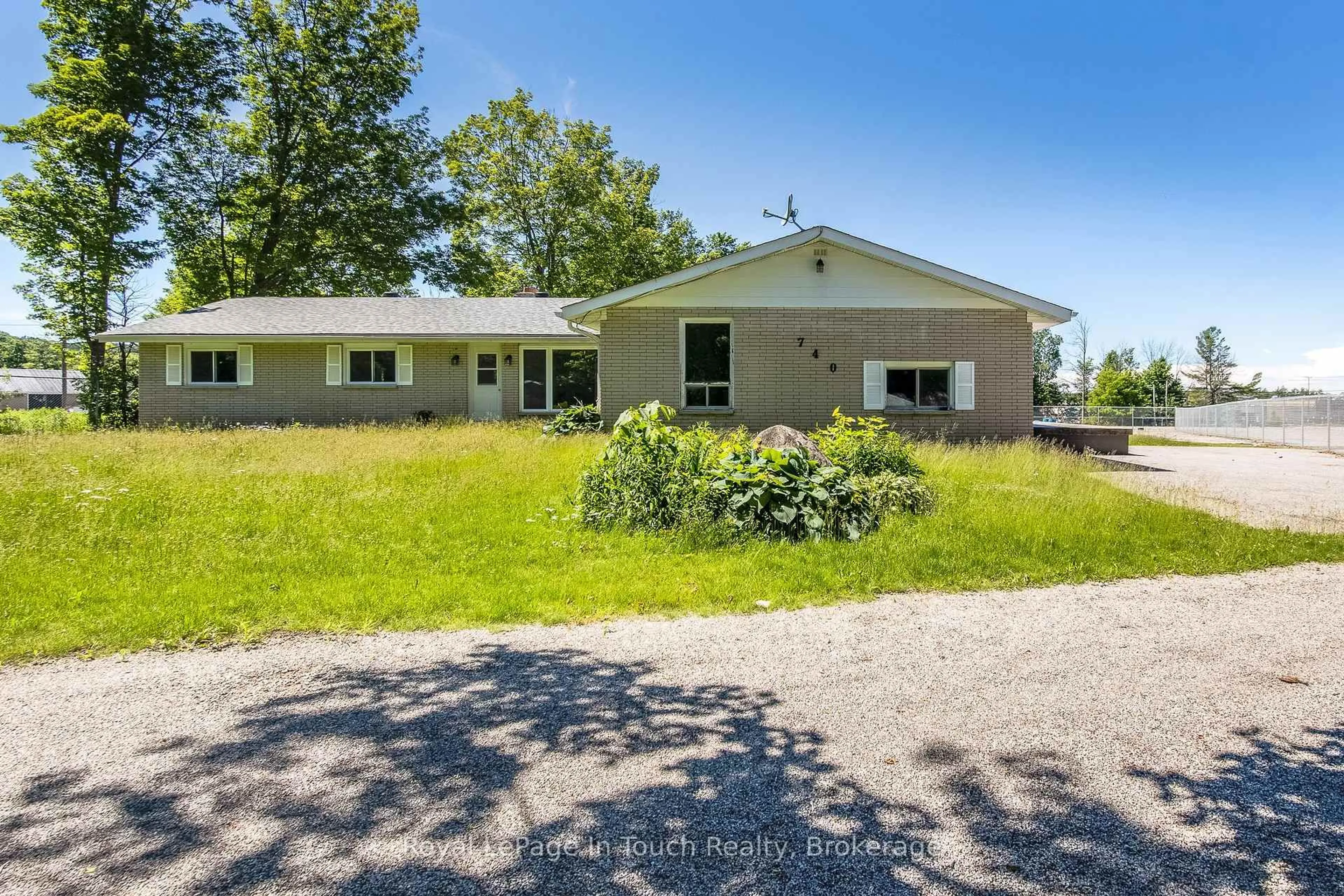 A pic from outside/outdoor area/front of a property/back of a property/a pic from drone, unknown for 740 Balm Beach Rd, Midland Ontario L4R 4K4