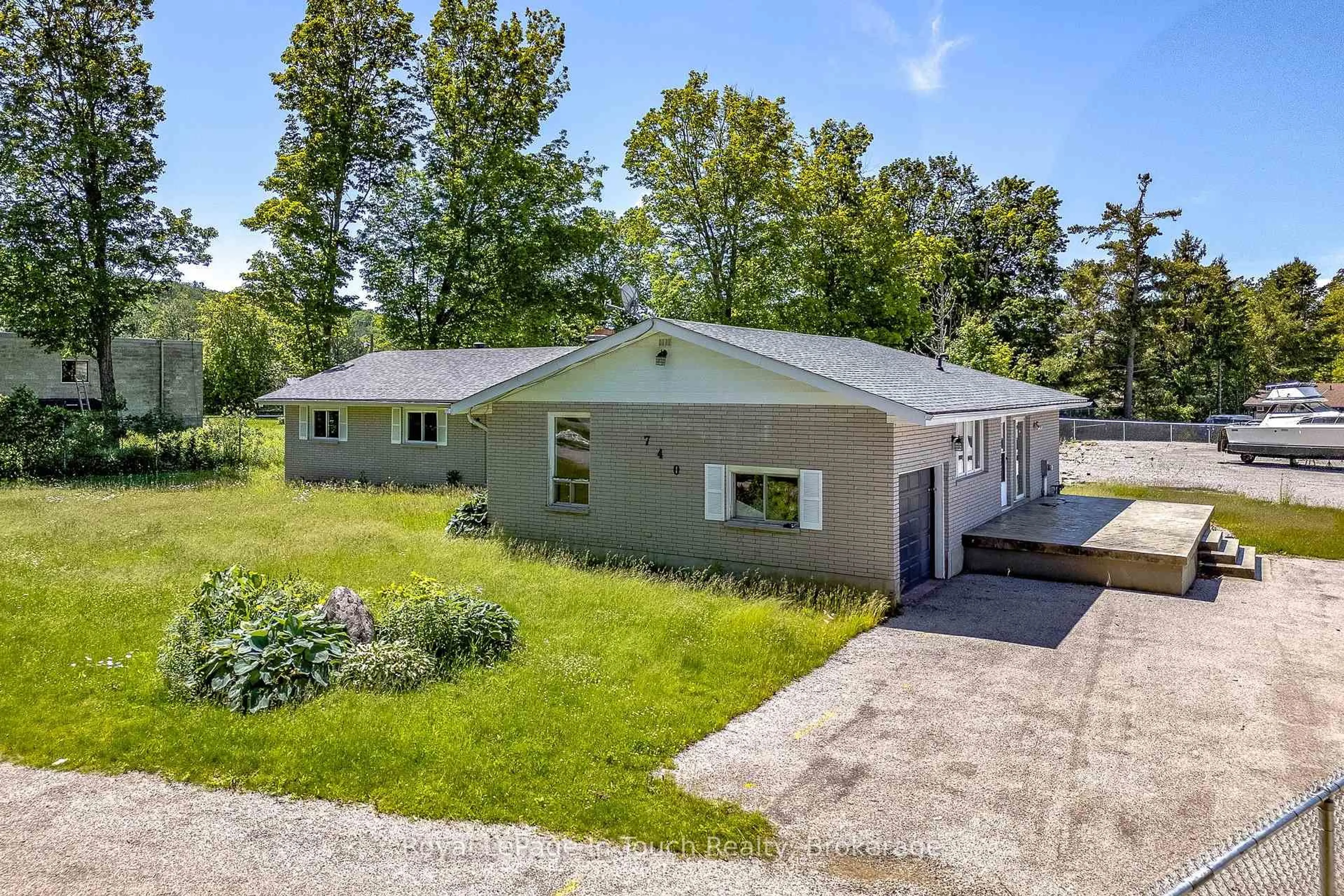 A pic from outside/outdoor area/front of a property/back of a property/a pic from drone, street for 740 Balm Beach Rd, Midland Ontario L4R 4K4