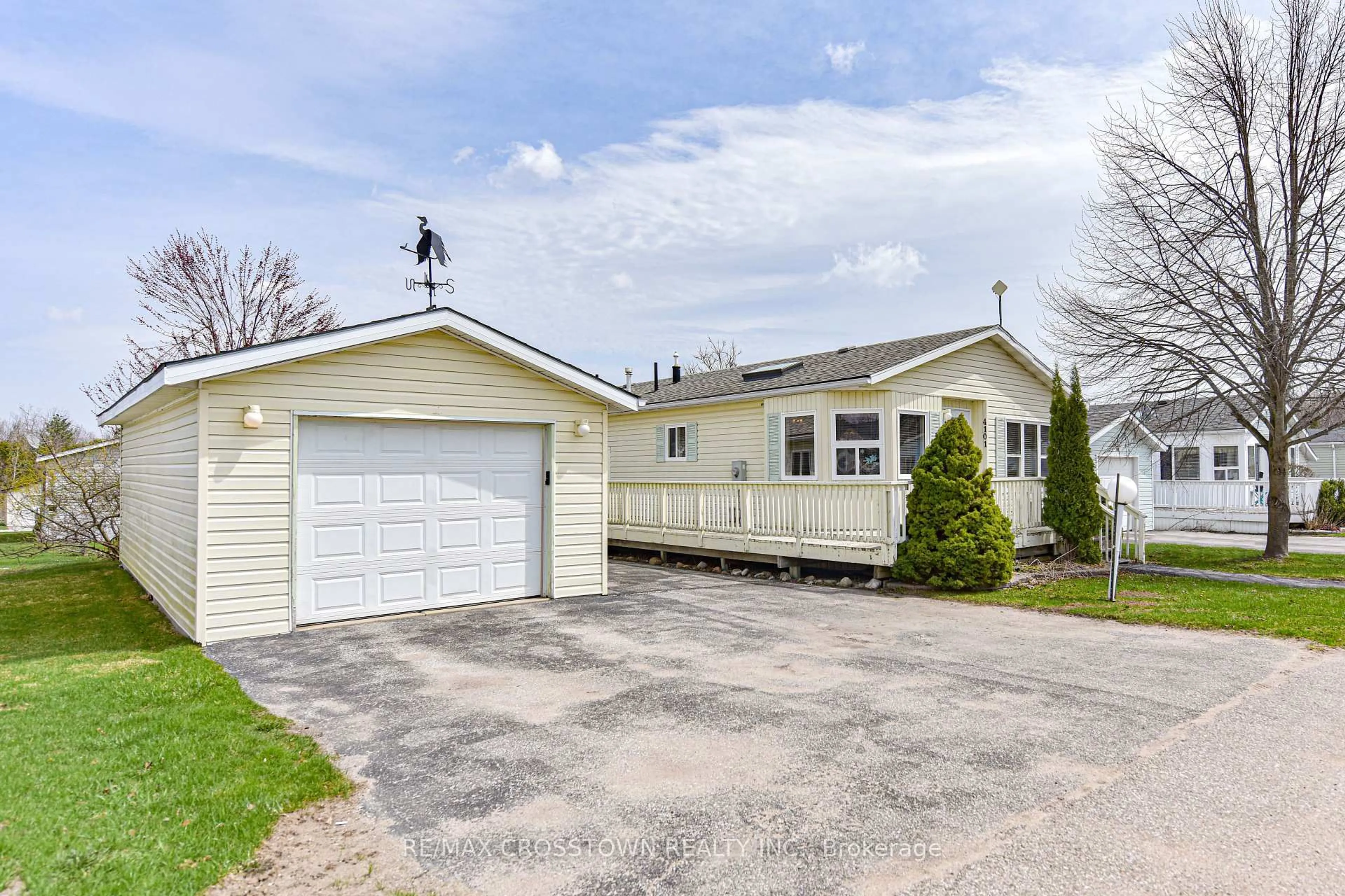 Home with vinyl exterior material, street for 4101 Wesley St, Severn Ontario L3V 0V4