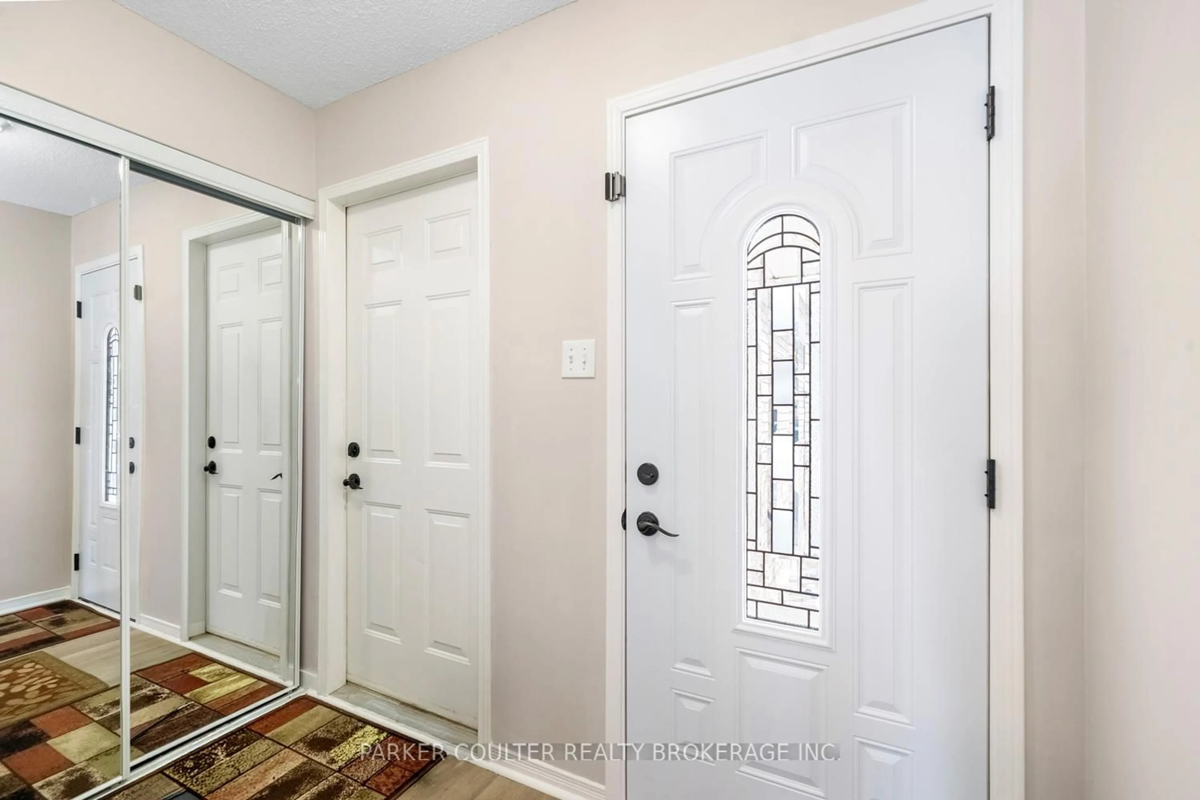 Indoor entryway for 82 Barre Dr, Barrie Ontario L4N 7P1