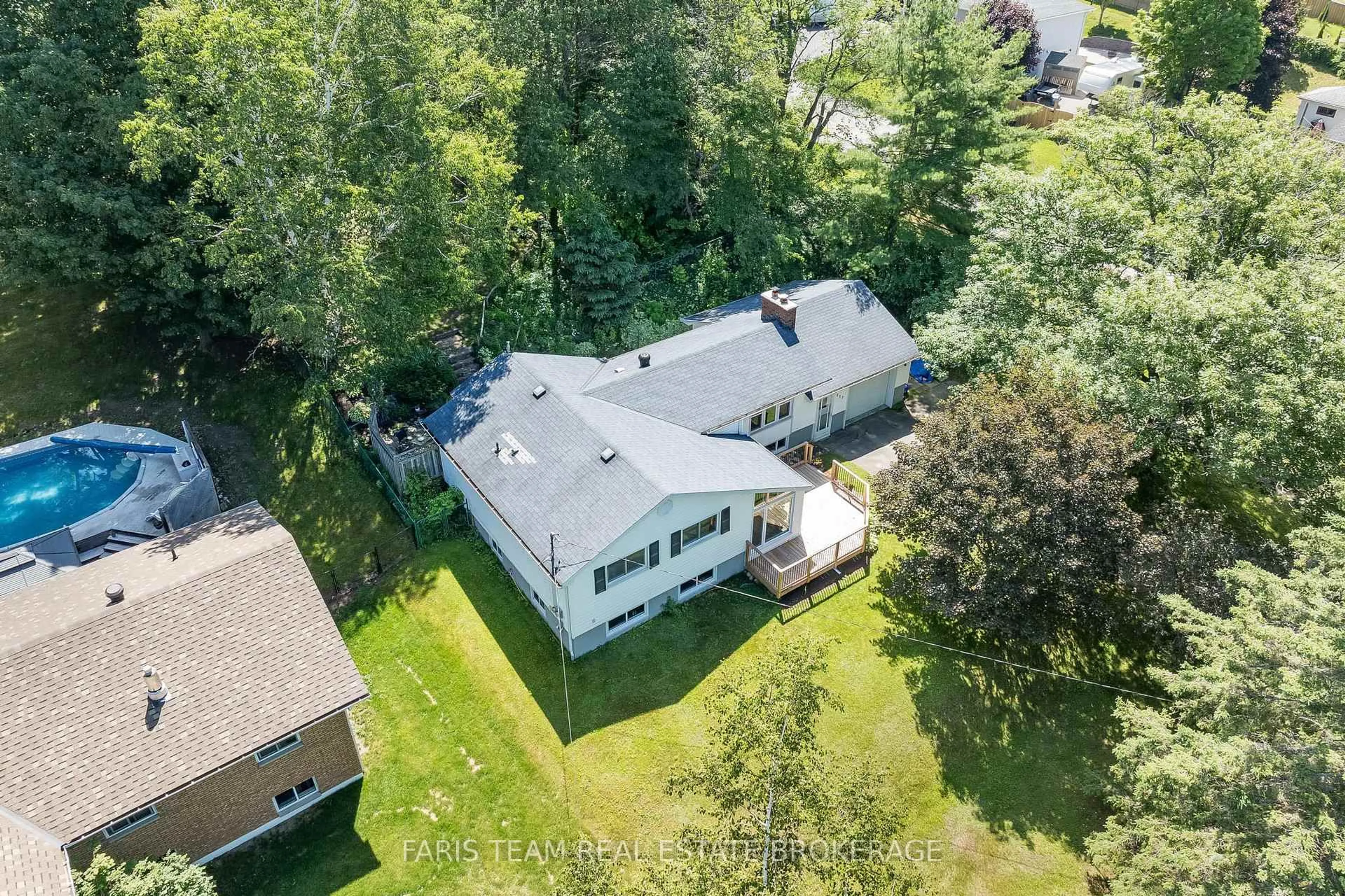 A pic from outside/outdoor area/front of a property/back of a property/a pic from drone, unknown for 257 Church St, Penetanguishene Ontario L9M 1G6