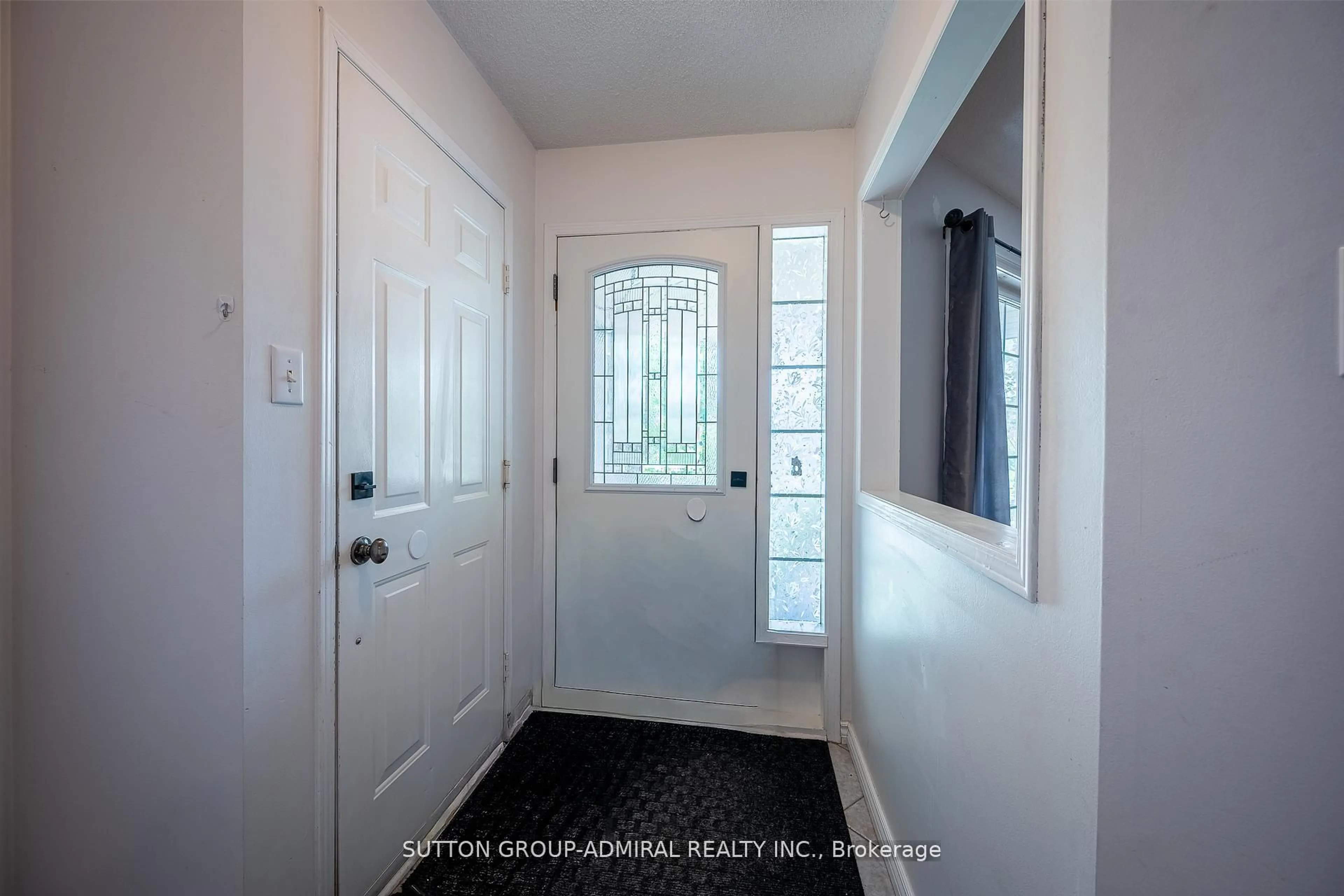 Indoor entryway for 120 Widgeon St, Barrie Ontario L4N 8W4