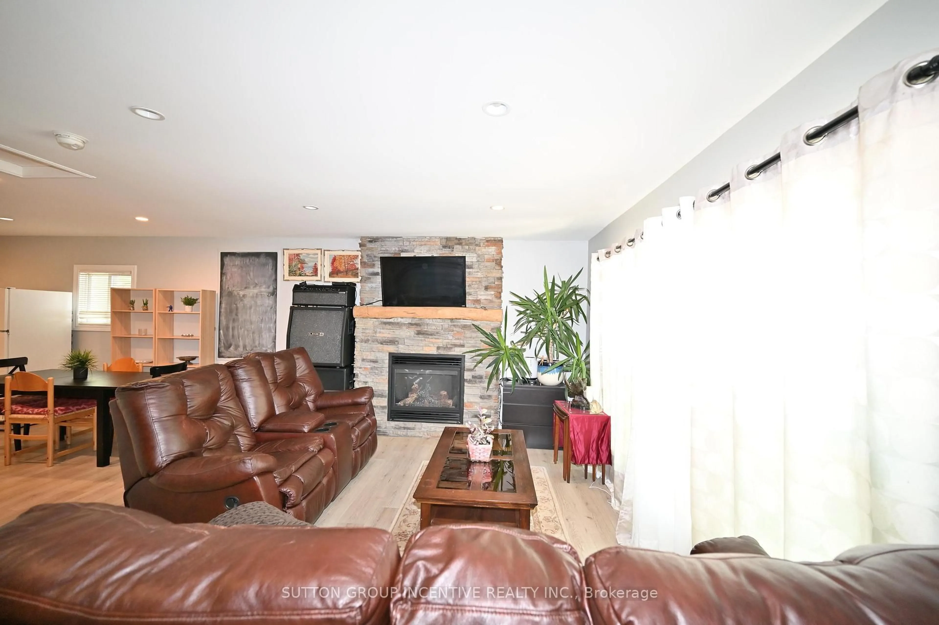 Living room with furniture, unknown for 79 23RD St, Wasaga Beach Ontario L9Z 2G4