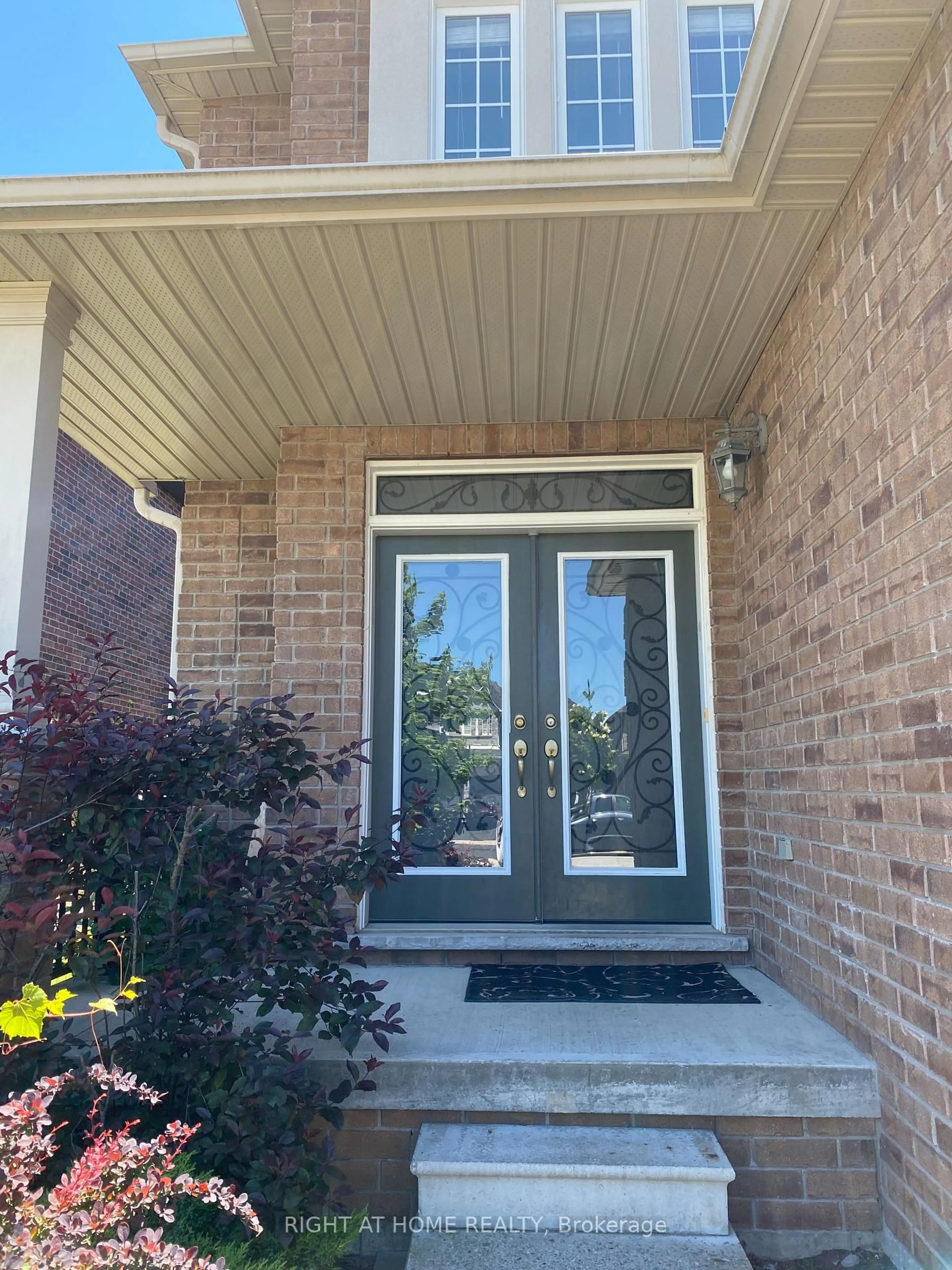 Indoor entryway for 35 Auburn Crt, Barrie Ontario L4N 6G9