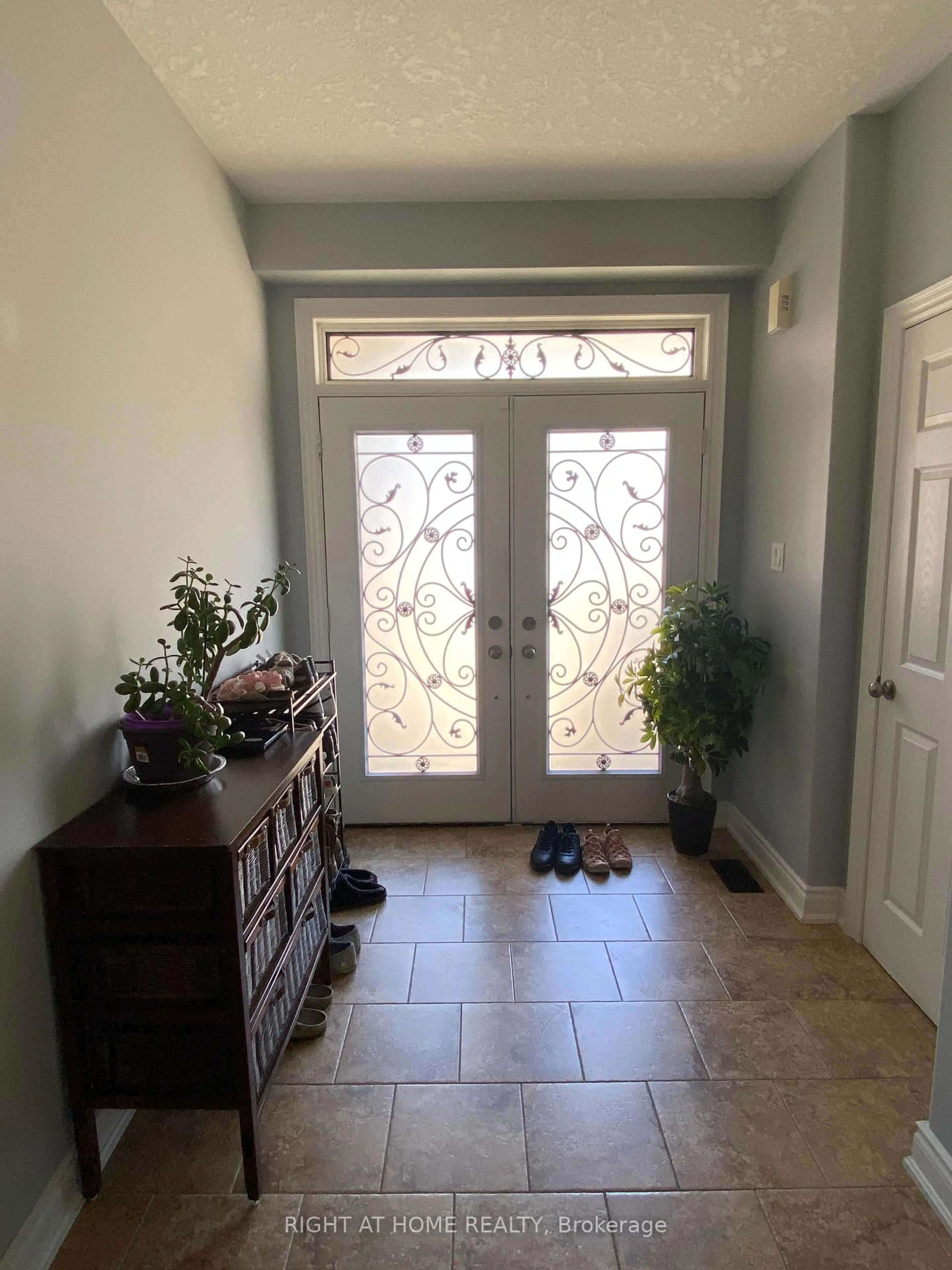 Indoor entryway for 35 Auburn Crt, Barrie Ontario L4N 6G9