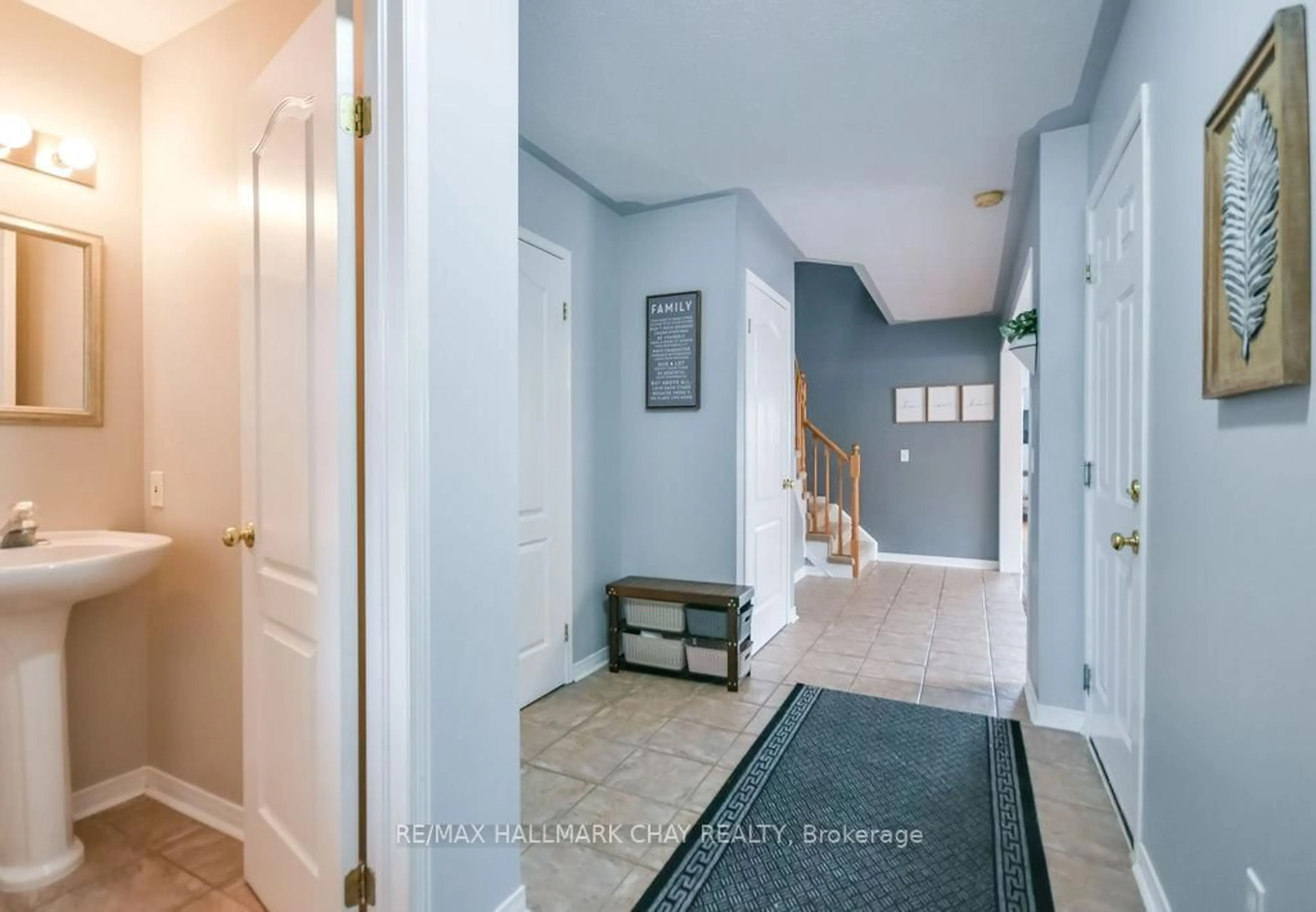 Indoor entryway for 37 Julia Cres, Orillia Ontario L3V 7Y9