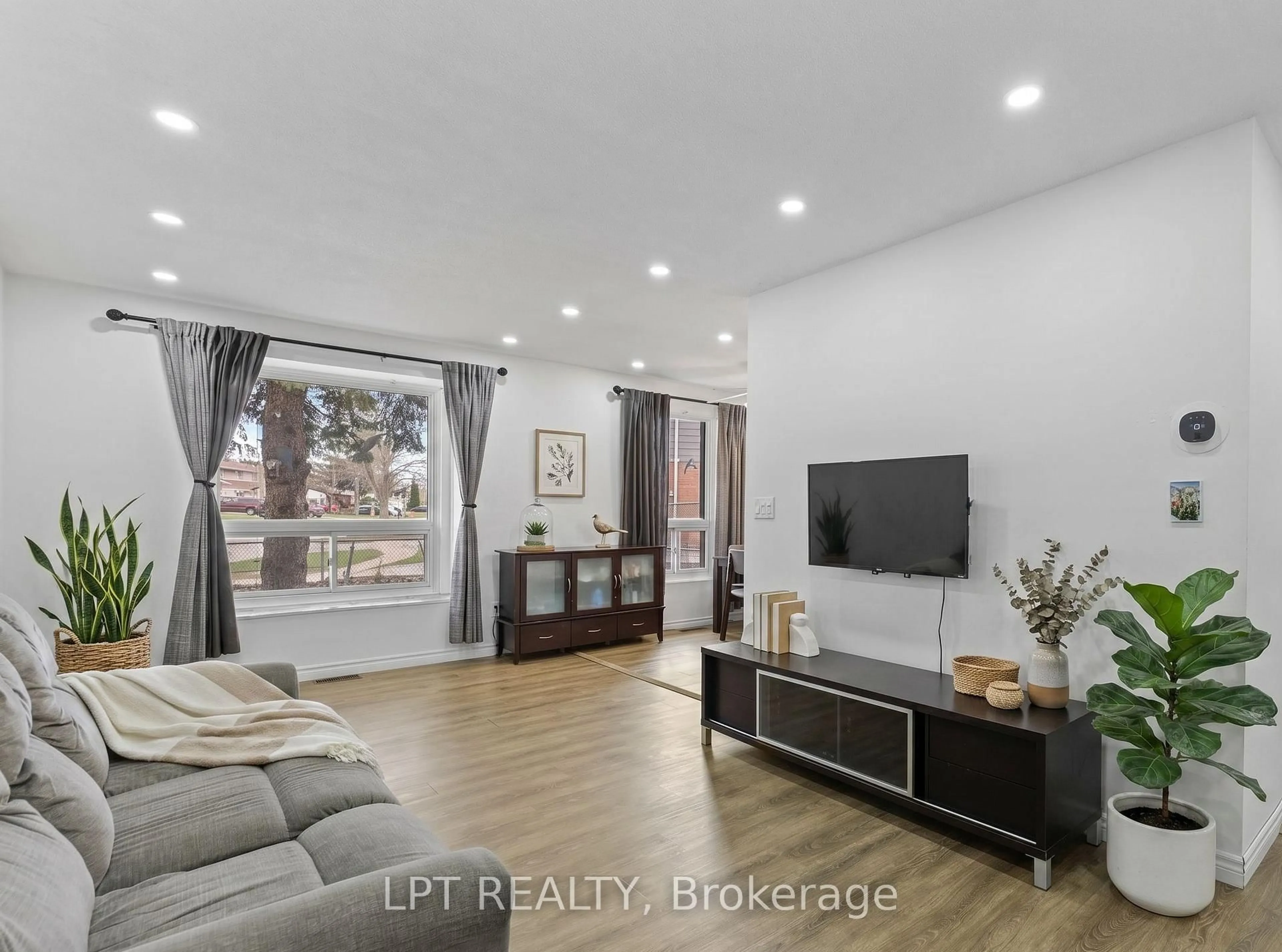 Living room with furniture, wood/laminate floor for 55H Chaucer Cres, Barrie Ontario L4N 4T8