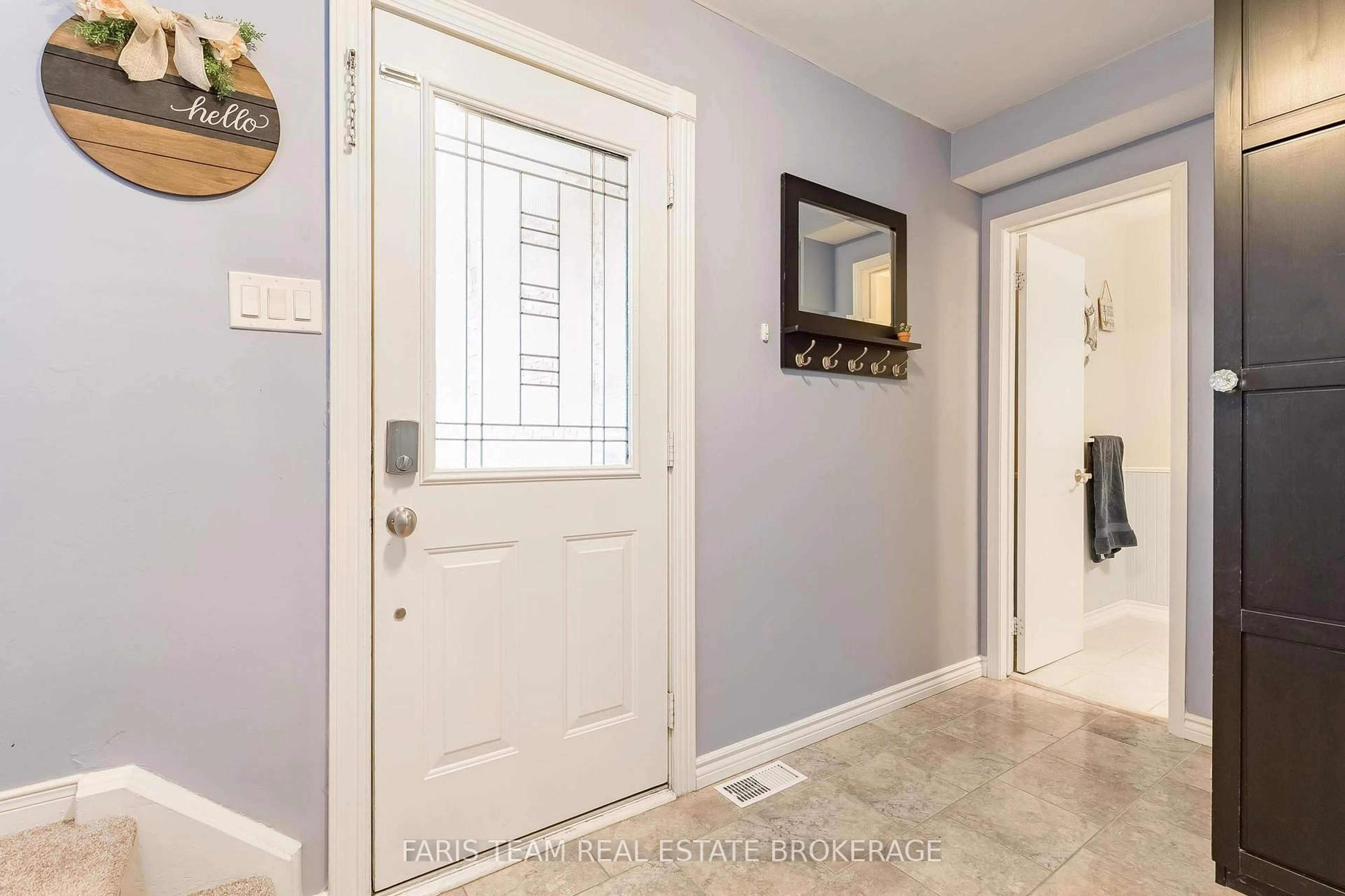 Indoor entryway for 44 Hadden Cres, Barrie Ontario L4M 6G6