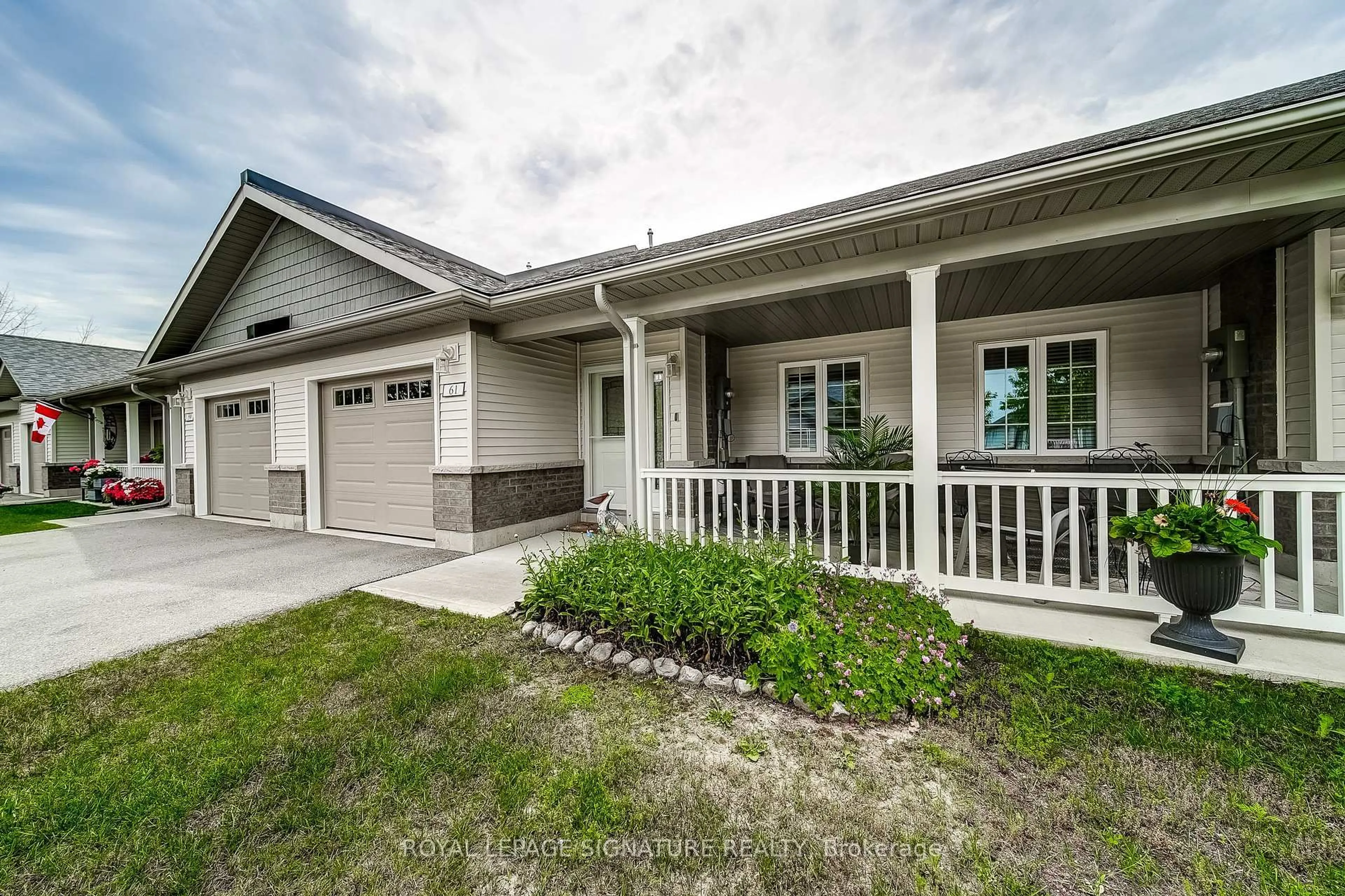 Home with vinyl exterior material, street for 61 Ivy Cres, Wasaga Beach Ontario L9Z 0H8