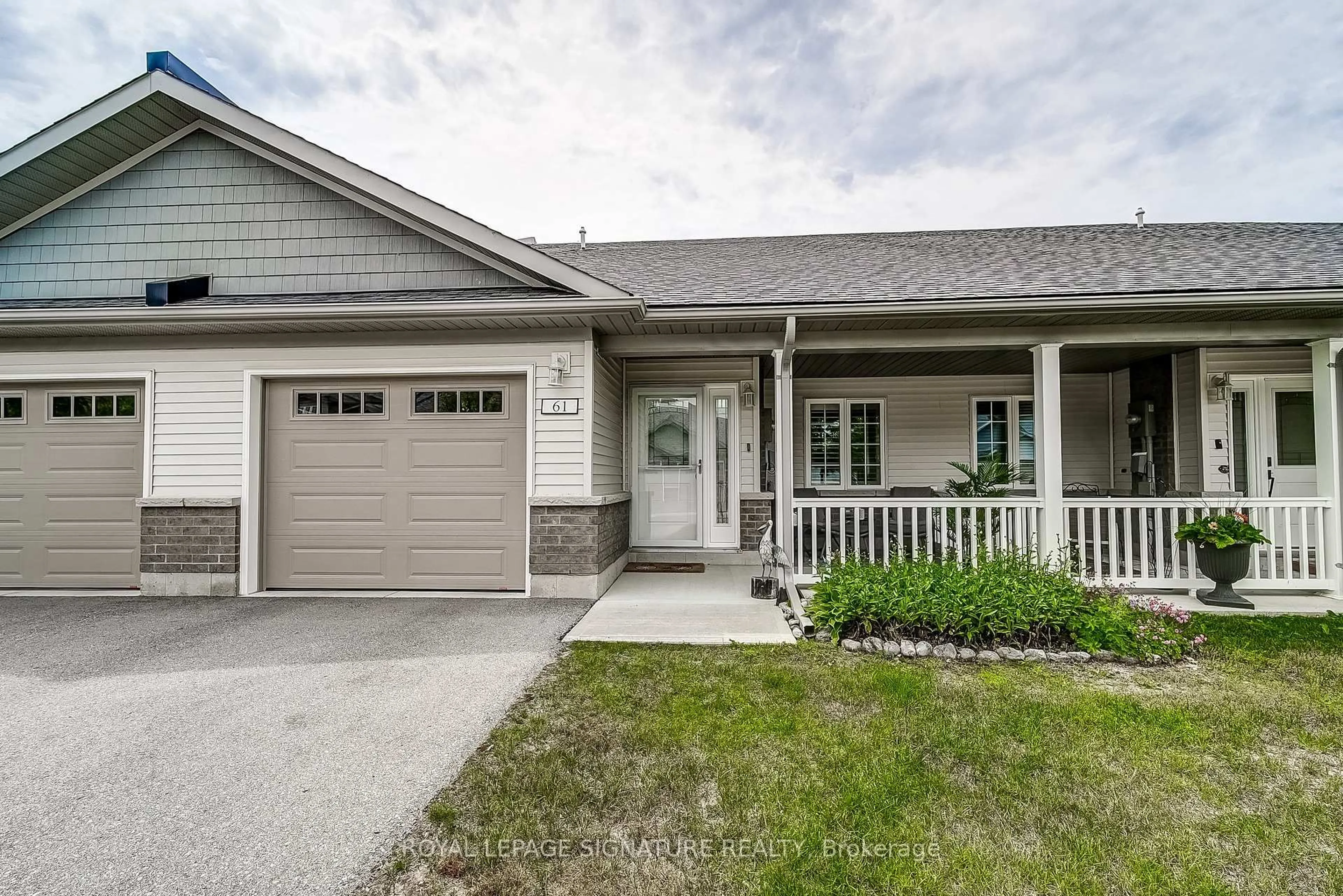 Home with vinyl exterior material, street for 61 Ivy Cres, Wasaga Beach Ontario L9Z 0H8