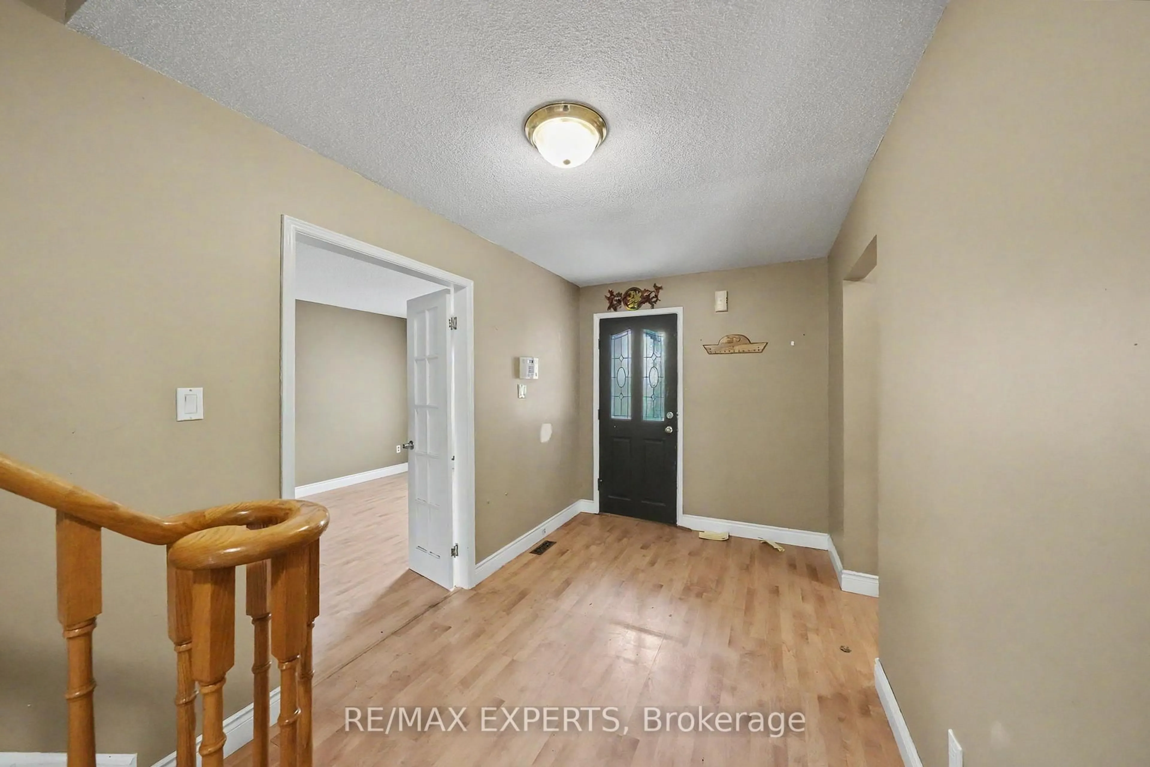 Indoor entryway for 45 Blair Cres, Barrie Ontario L4M 5Y6