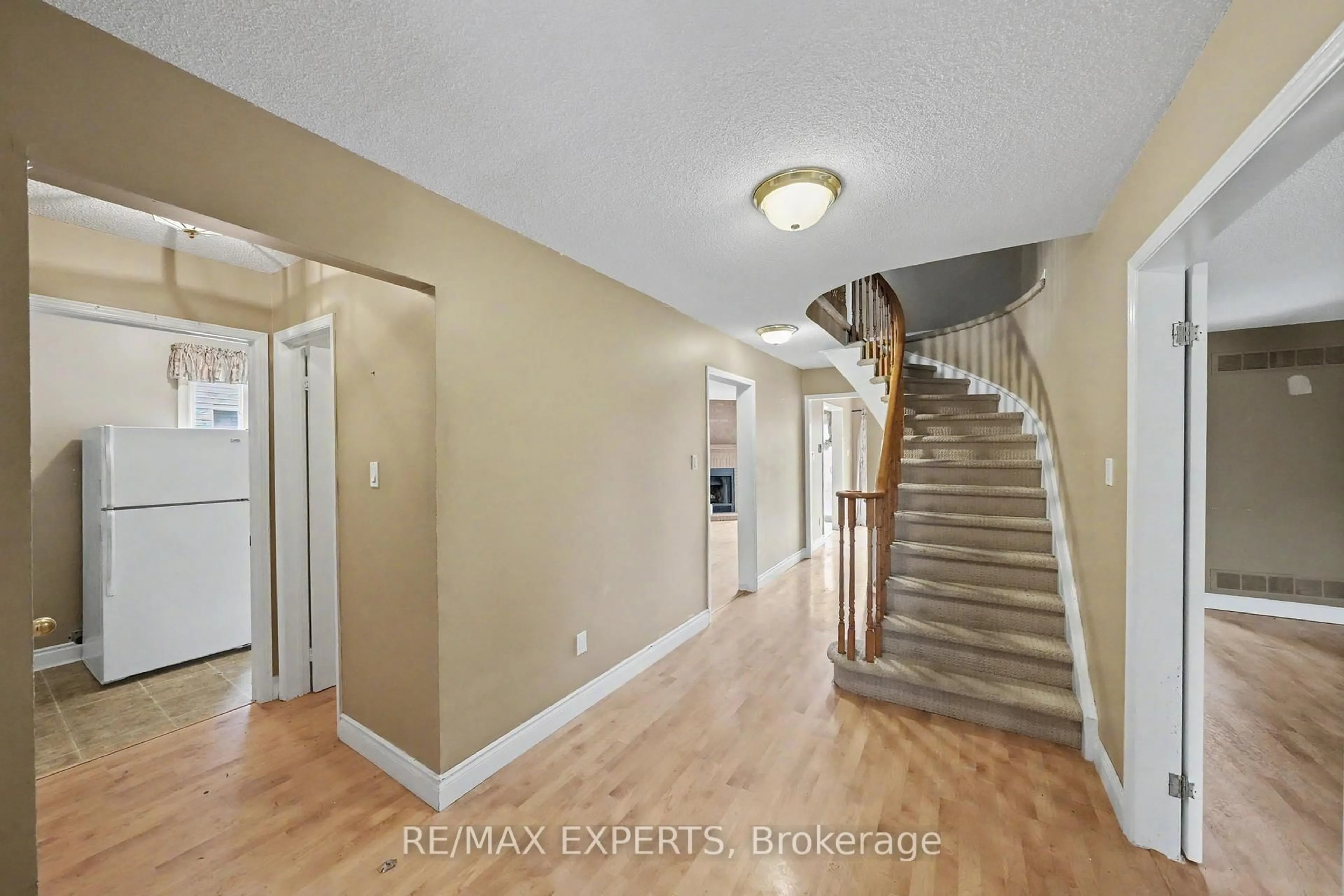 Indoor entryway for 45 Blair Cres, Barrie Ontario L4M 5Y6