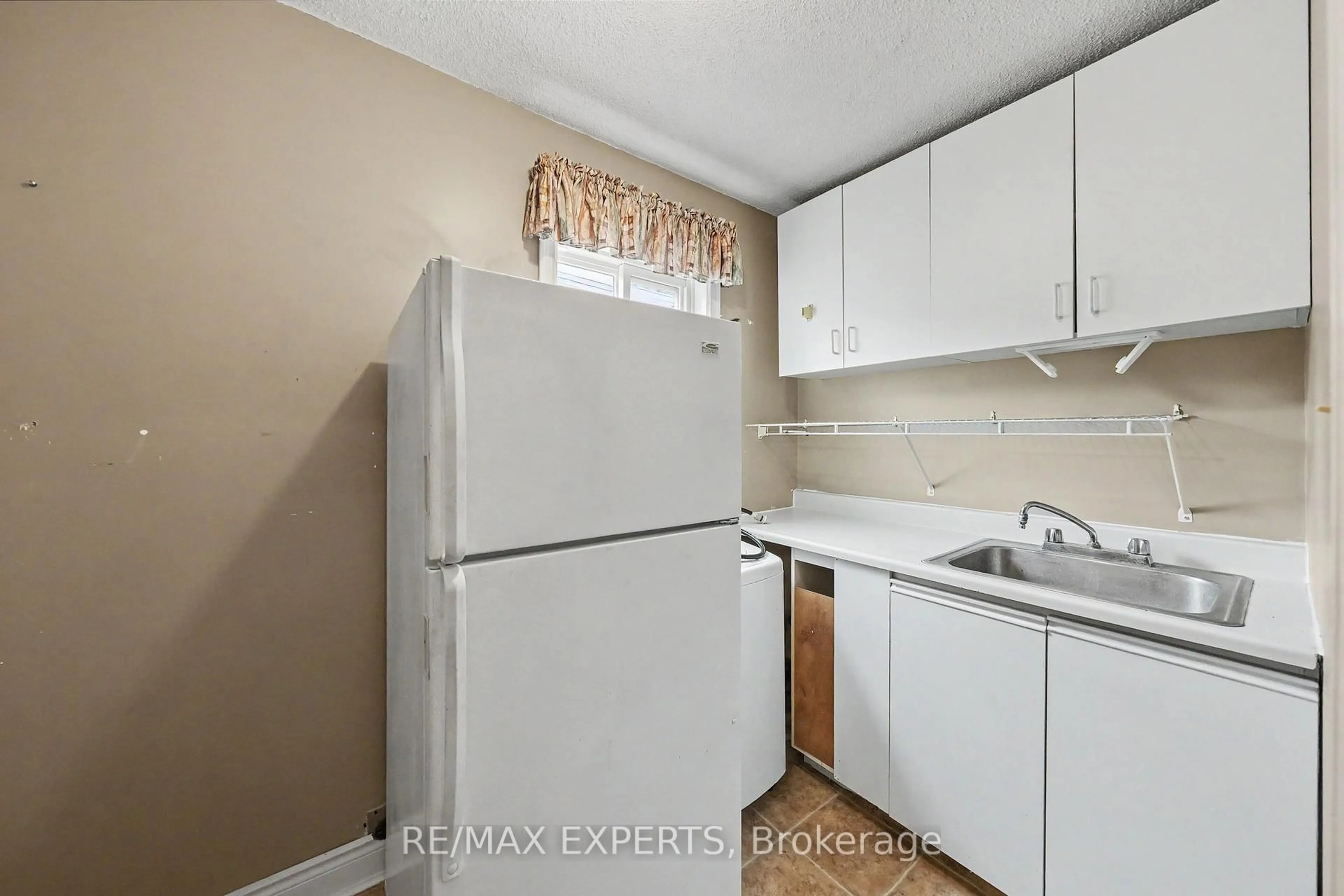 Standard kitchen, unknown for 45 Blair Cres, Barrie Ontario L4M 5Y6