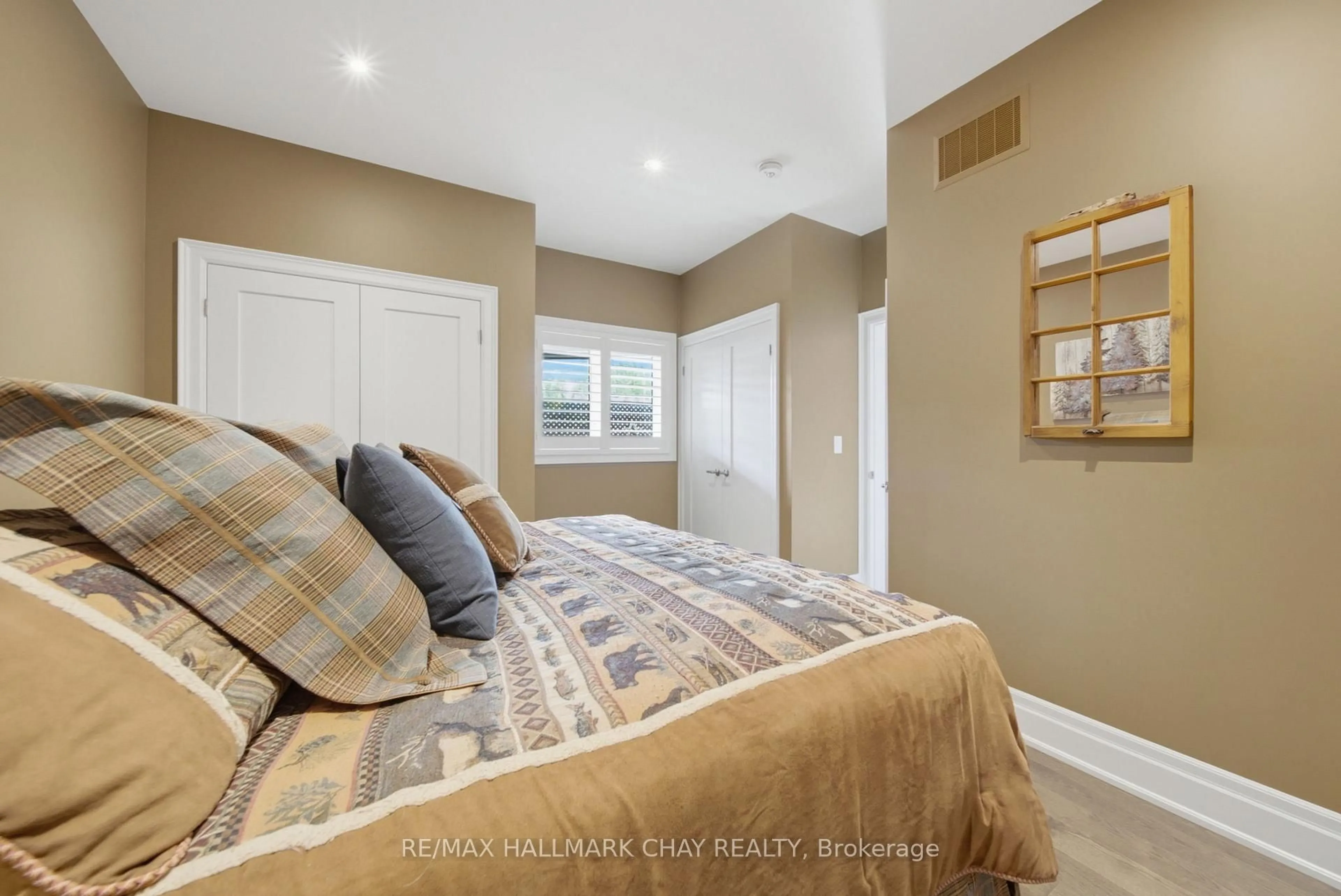 Bedroom with bed, unknown for 3306 Summerhill Way, Severn Ontario L3V 0E1